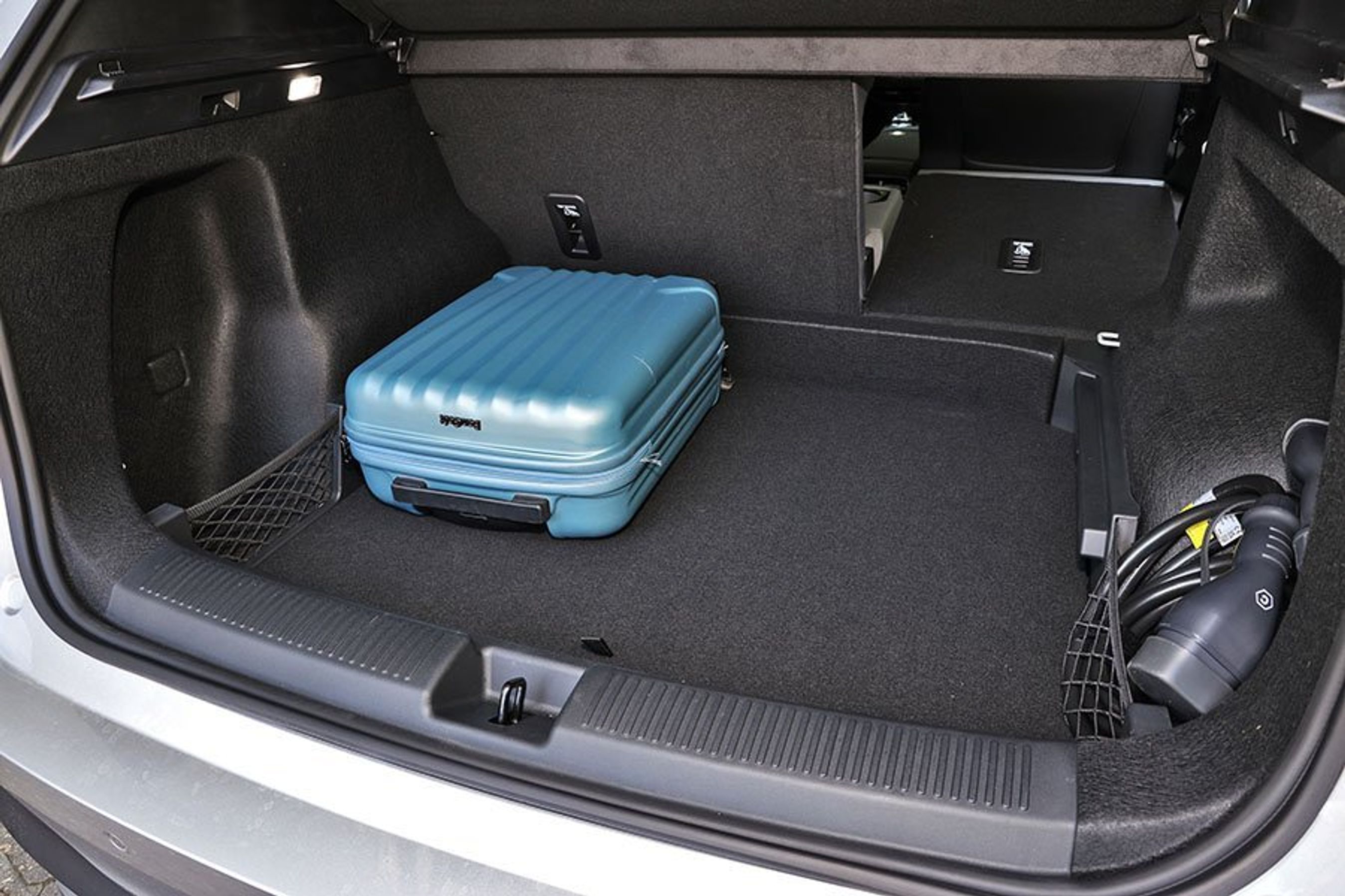 Bagagerum med blå kuffert i en MG MGS5