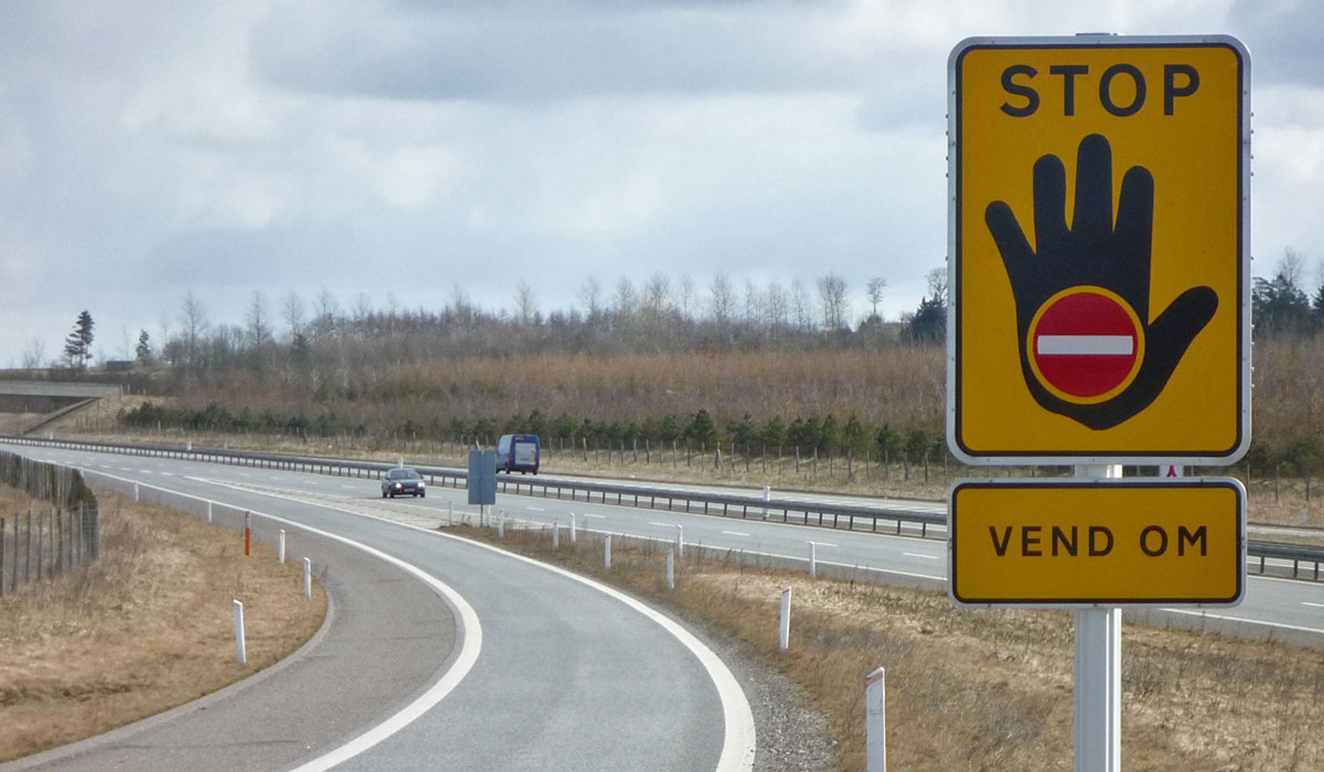 Advarselsskilte mod at køre den forkerte vej ind på motorvejen findes nu mange steder. Men det er ikke altid nok.