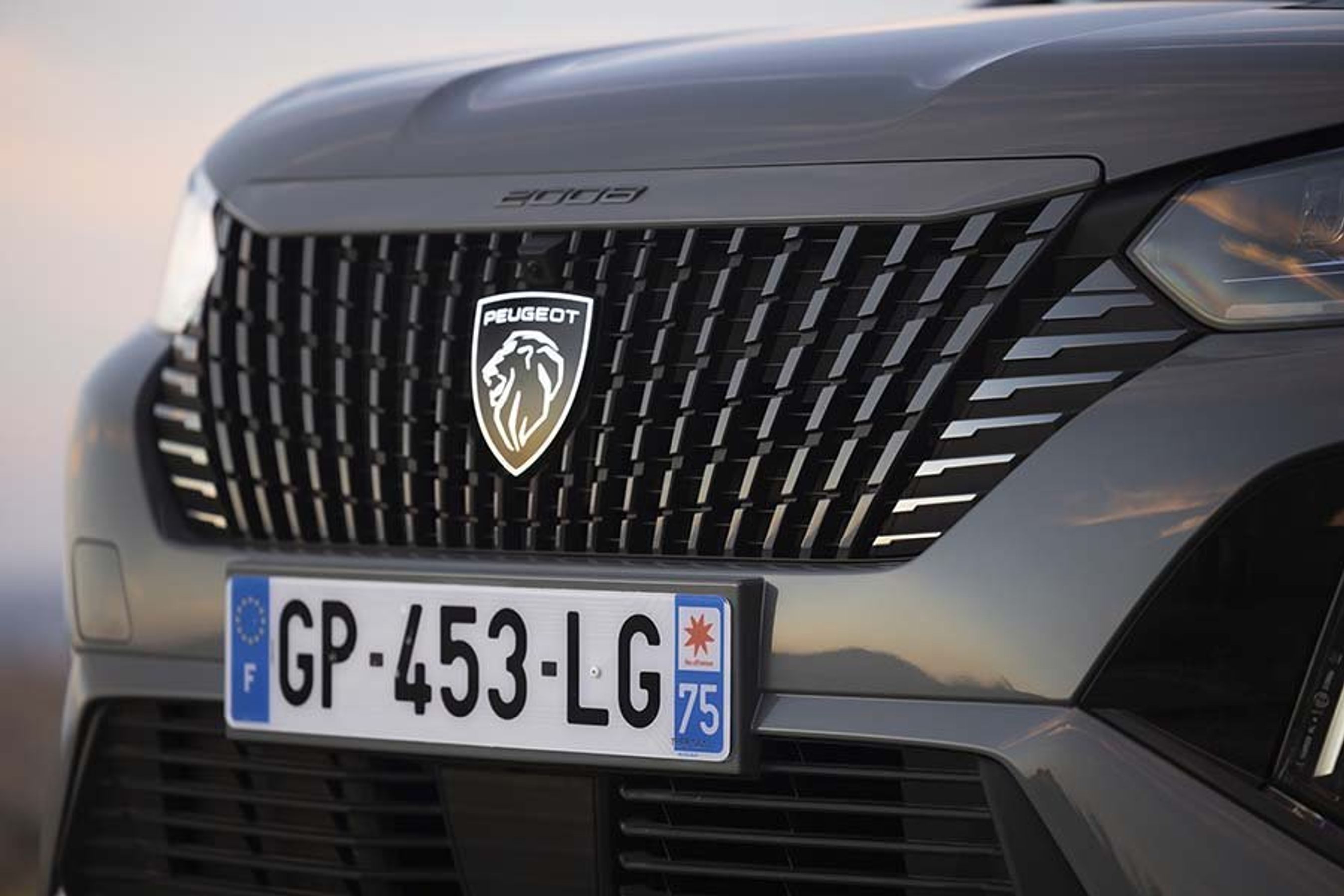 Kølerhjelmen på en Peugeot E-2008 med nyt logo.