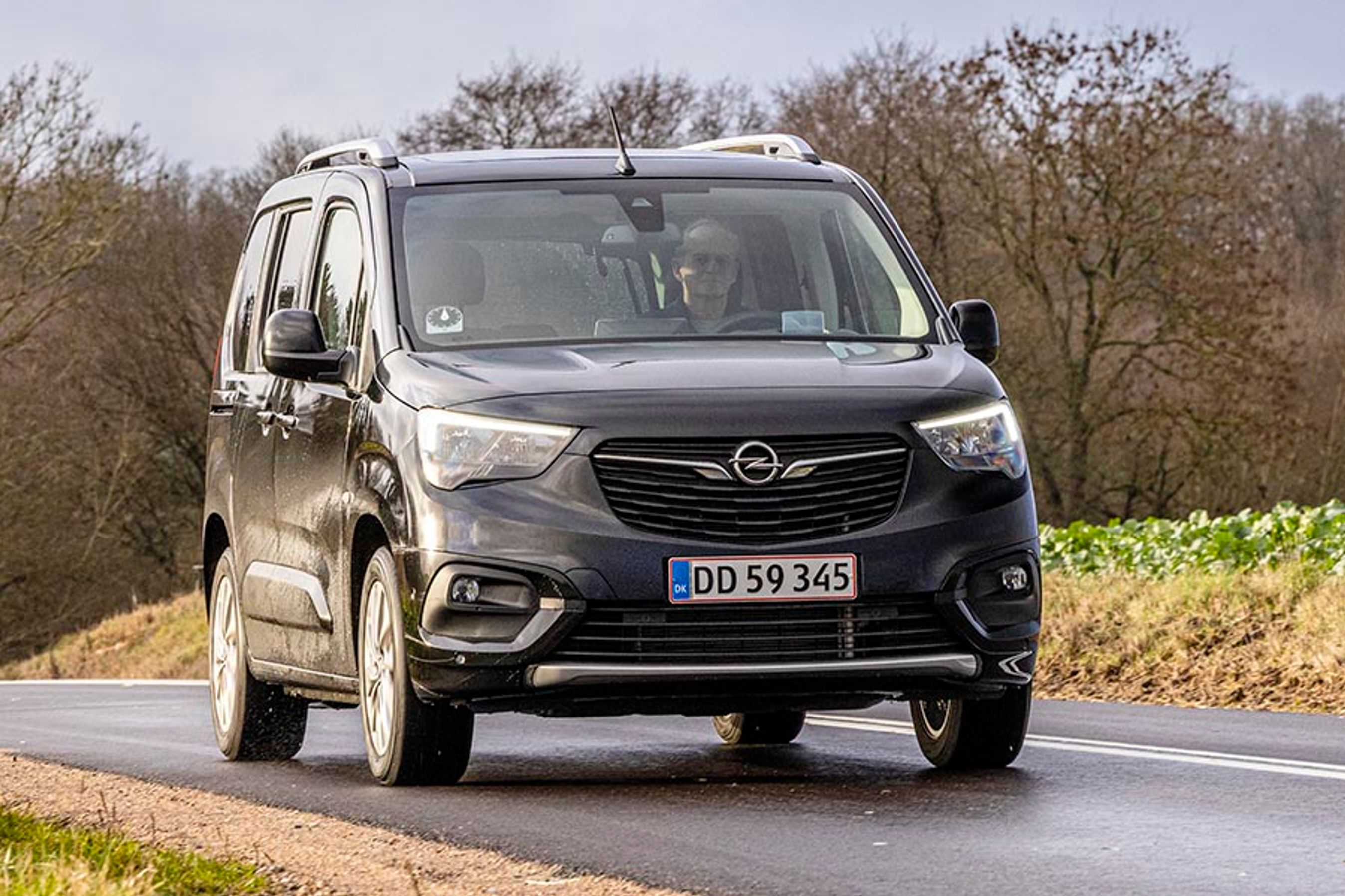 Fronten på Combo-e følger ikke Opels nyeste designlinje, men det store Opel-logo i midten tilfører alligevel bilen et klart Opel-kendetegn.