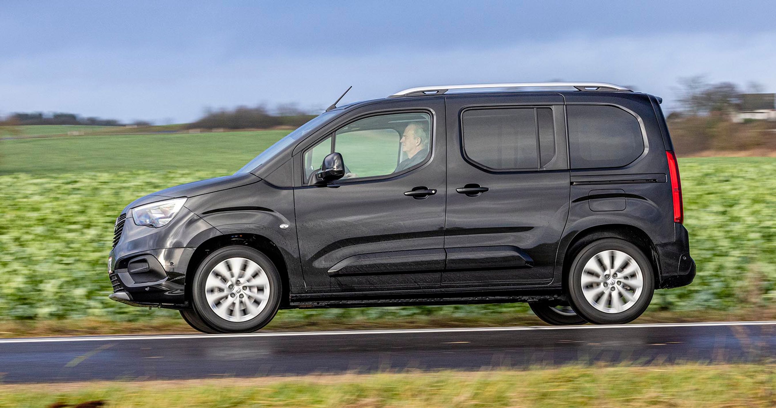 Opel Combo-e set fra siden