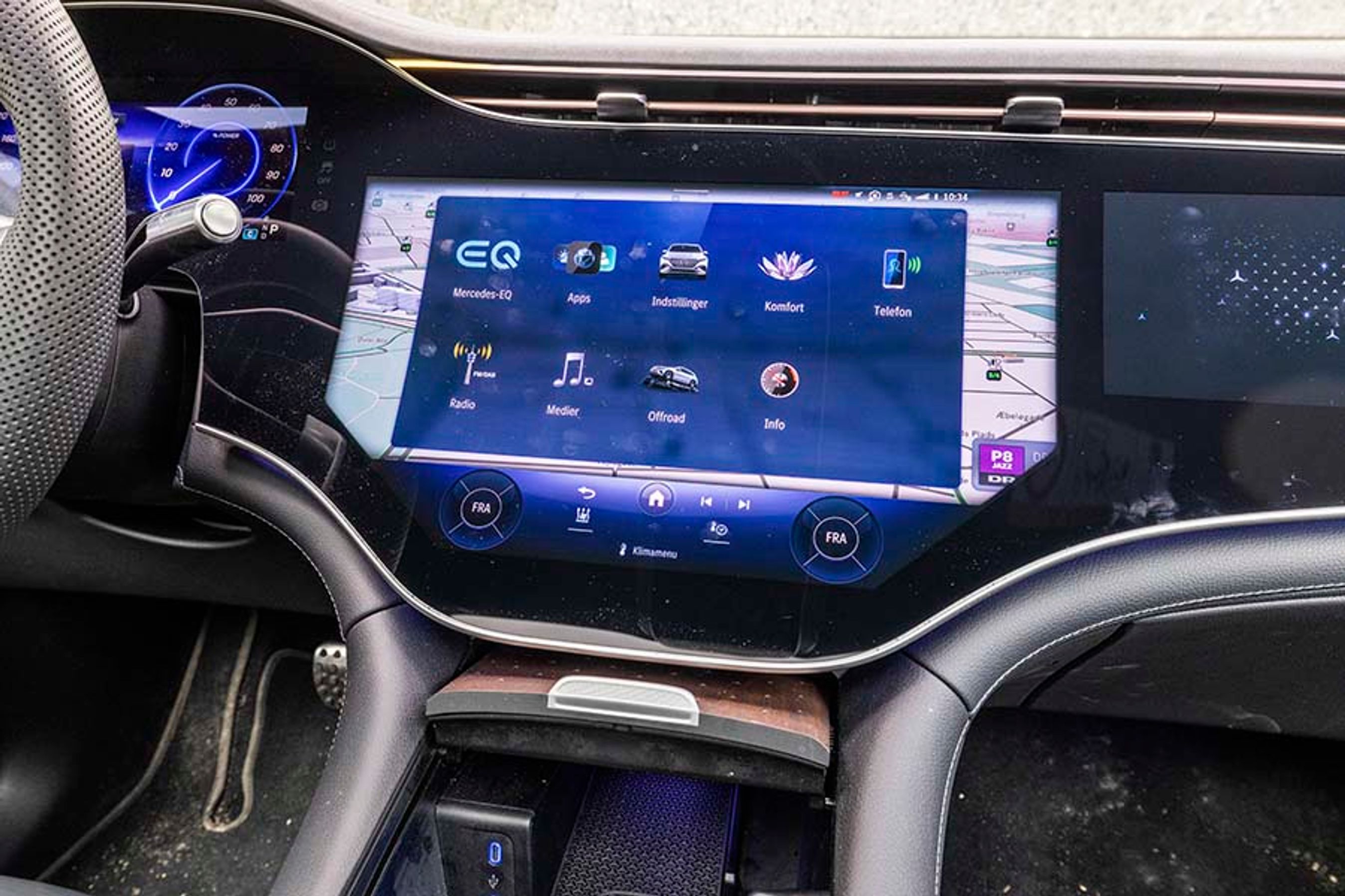 Midterskærmen indeholder en lang række apps, der på dansk gør det lettere at betjene bilen. Man kan også tale dansk til bilen, og selvom den forstår meget, er den ikke helt så god som de biler, der benytter Google som styresystem.