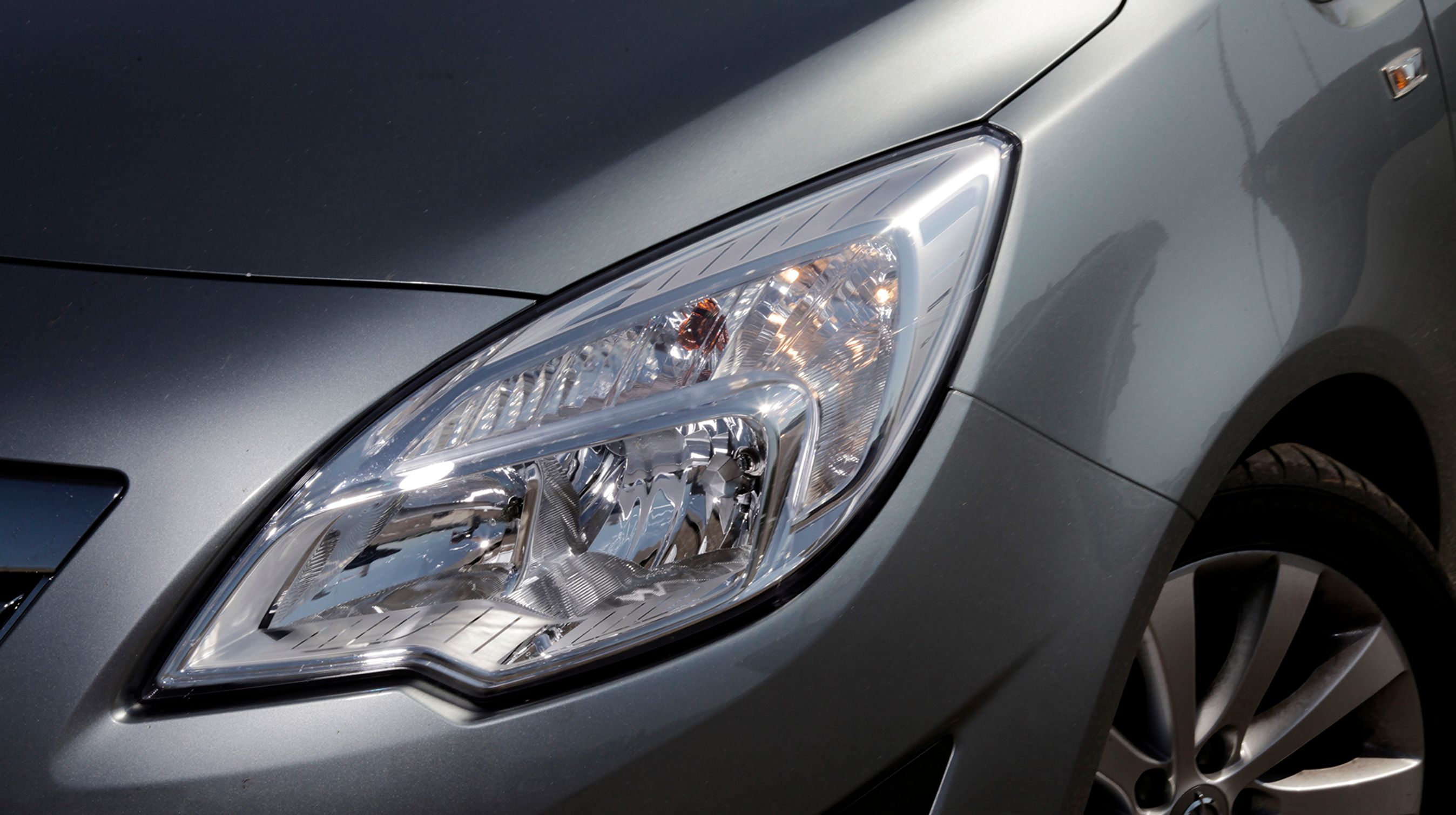 Man kan ikke få xenonforlygter til Meriva men derimod lygter, der automatisk justerer lysfordelingen.