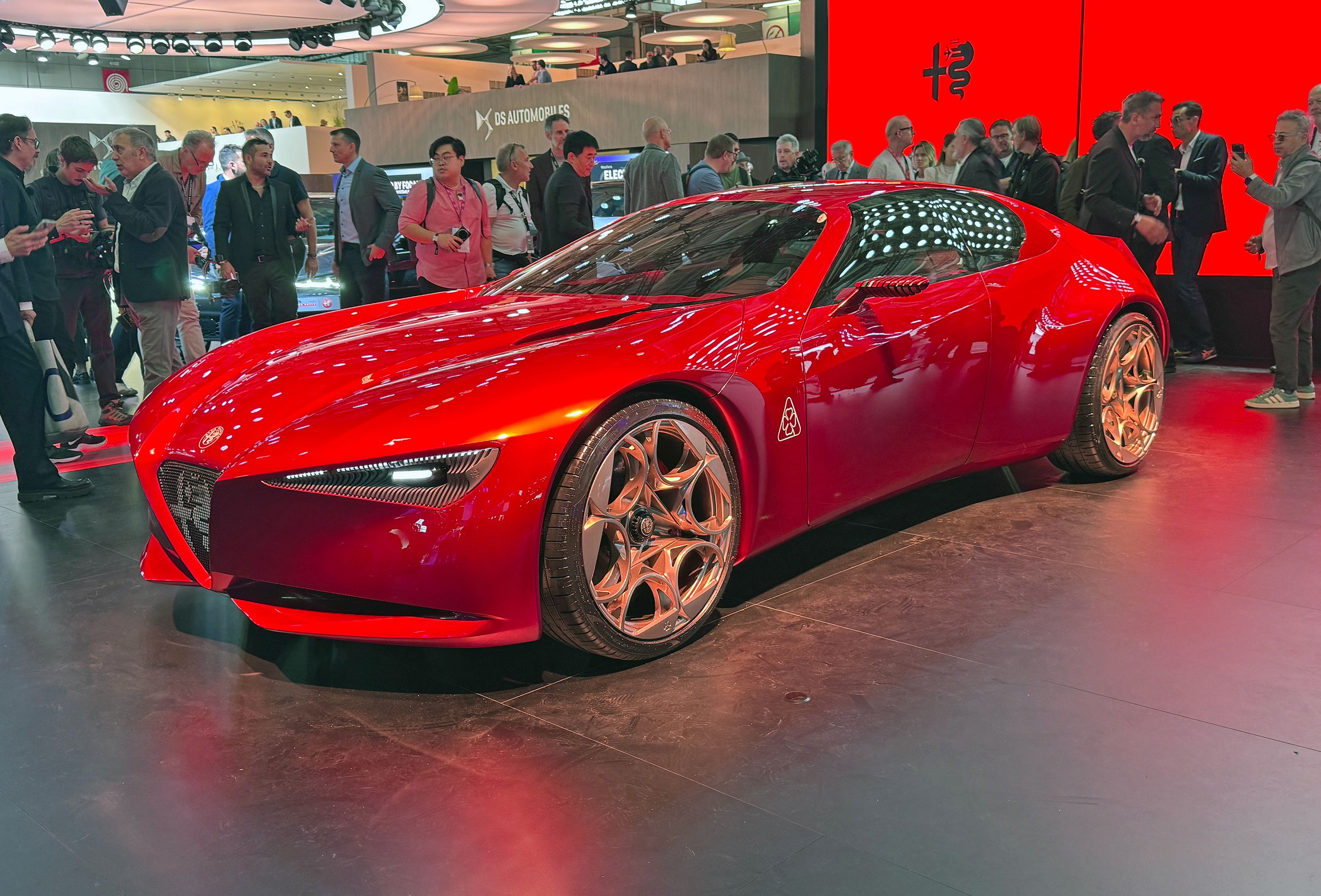 Rød Alfa Romeo sportscoupe forfra.