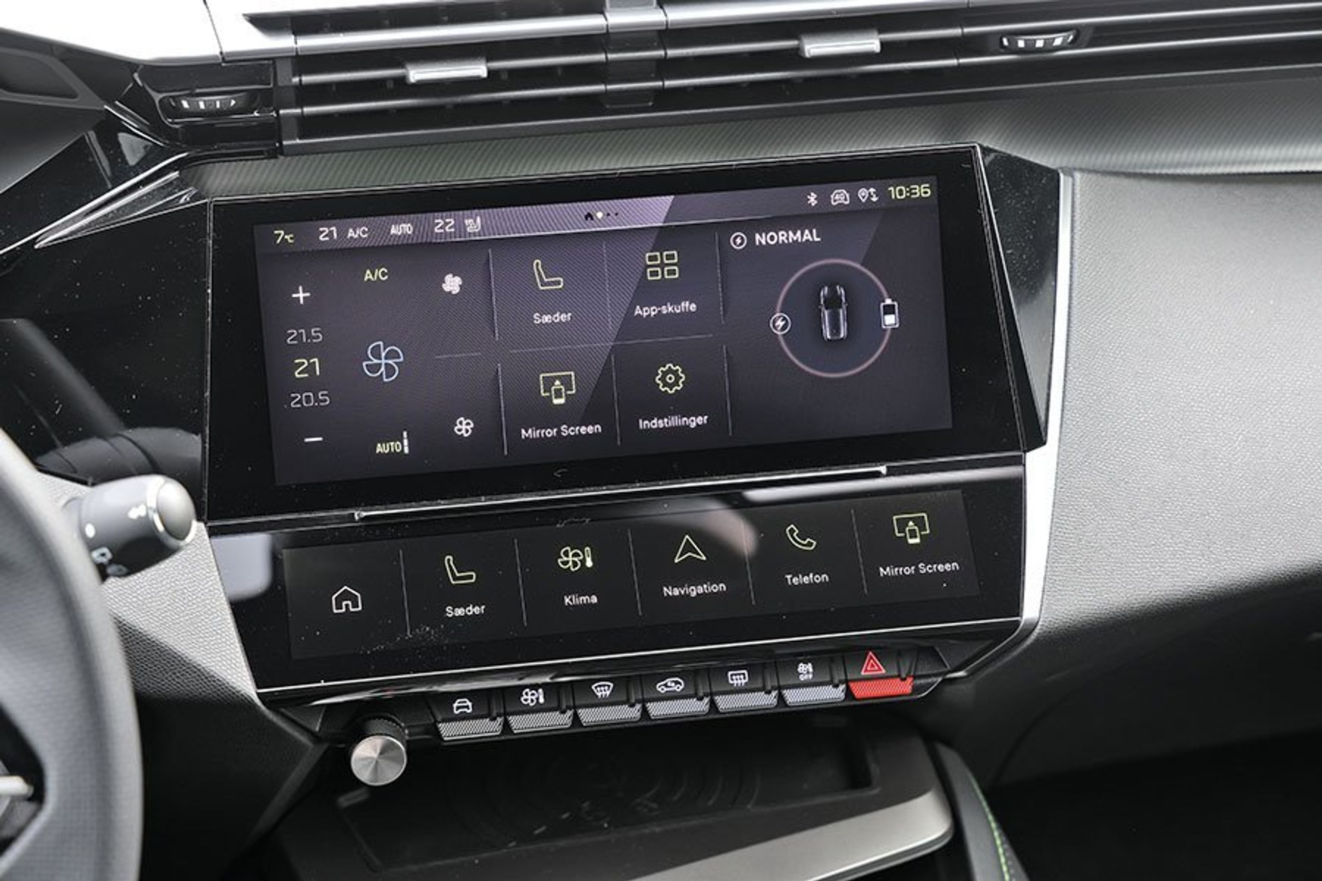 Stor skærm i kabinen i en Peugeot E-308 SW