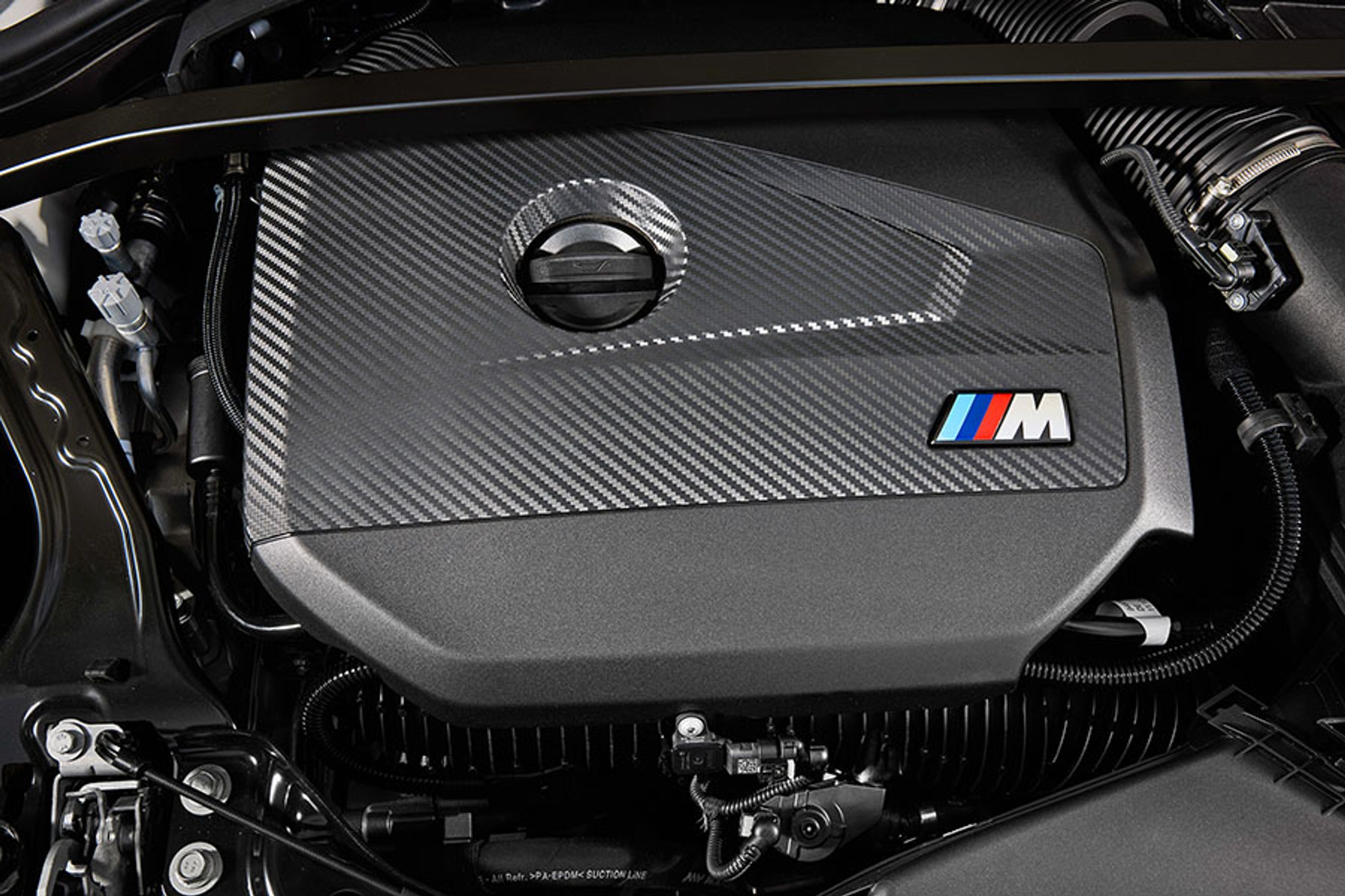 Der er stadig en motor under motorhjelmen, men den er pakket godt væk, så man ikke kan se den. Kraftbundtet er en toliters turbomotor, som yder hele 300 hk og 400 Nm. Det er en imponerende kræfter i forhold til motorstørrelsen, og samtidig er den letkørt og ikke hidsig, som man kunne frygte.