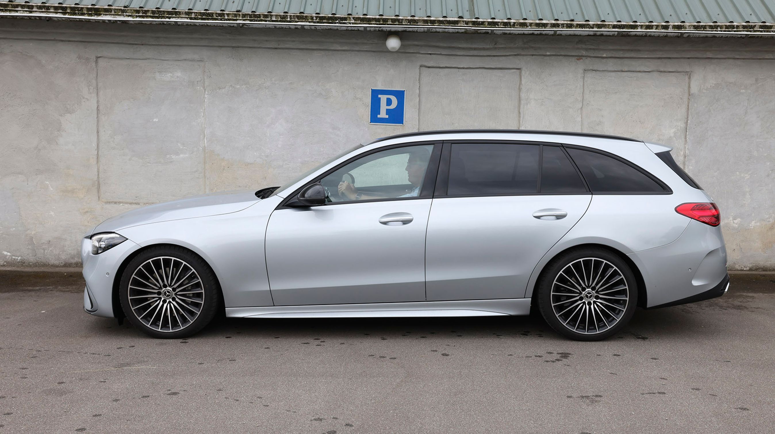 Denne C-klasse stationcar med dieselmotor er klart den mest solgte variant i familien herhjemme. Akselafstanden er øget nogle cm, og det giver lidt bedre plads til benene på bagsædet.