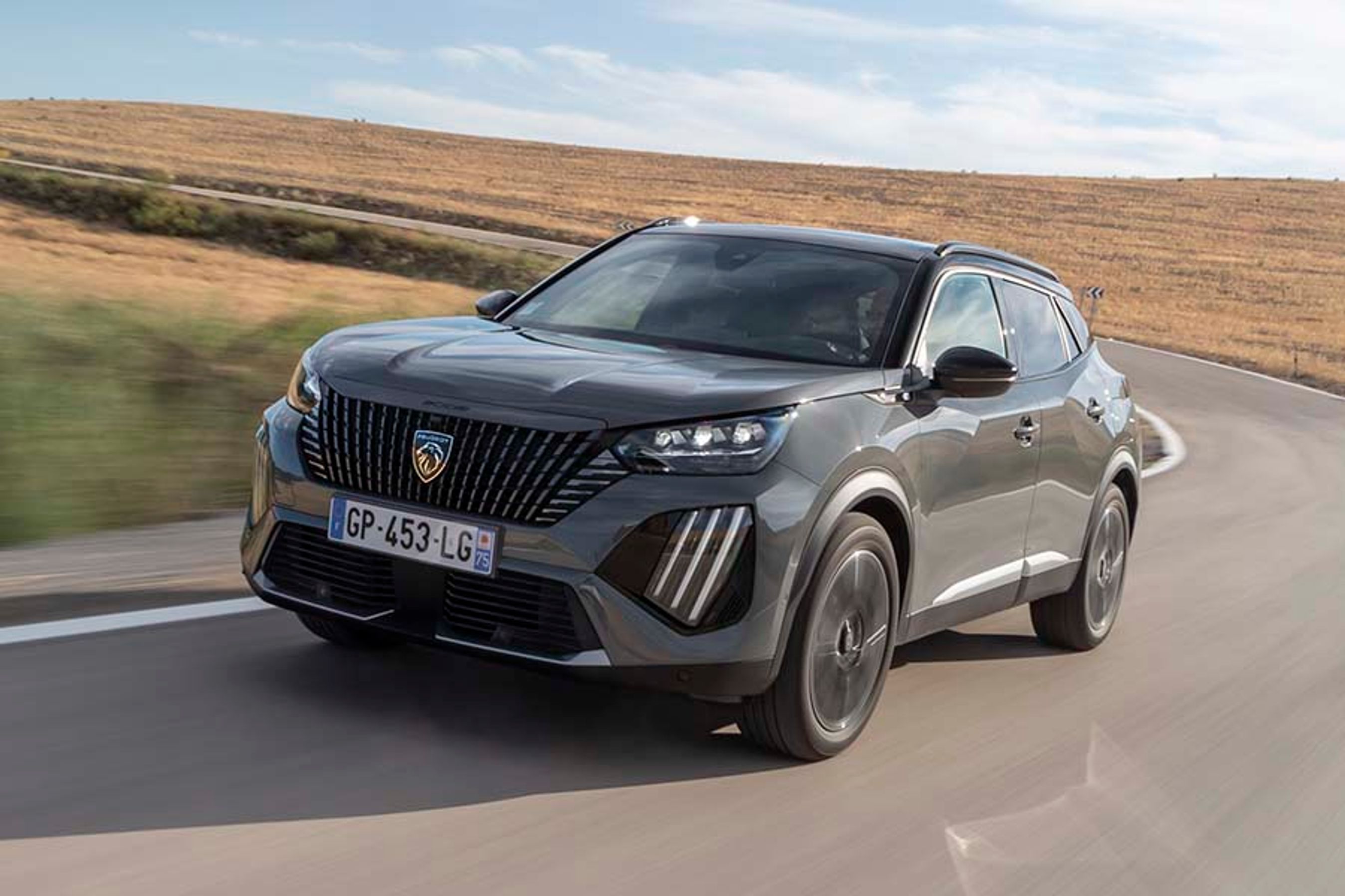 Den fornyede Peugeot 2008 kendes nemt på de nye løveklør-lygter og det nye, sorte Peugeot-logo.