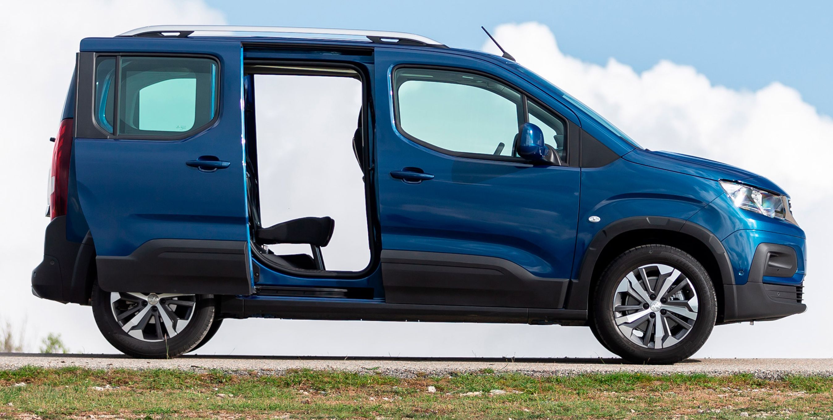 Rifter i profil med åbne skydedøre.