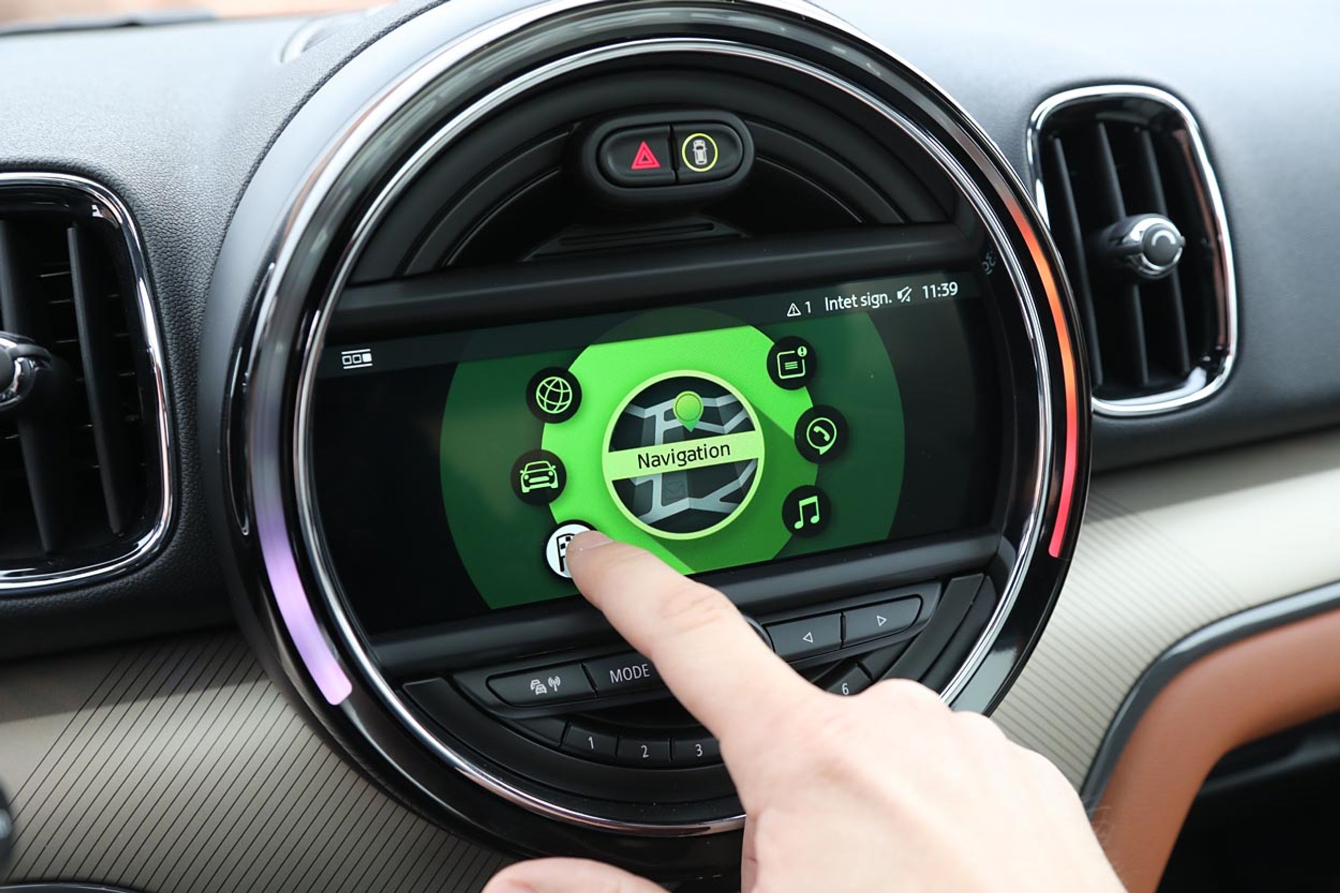 Basisskærmen er på 6.5, men du kan tilkøbe denne større 8.8-skærm, der som noget nyt i Mini-land er trykfølsom. Prisen er 42.000 kr. 