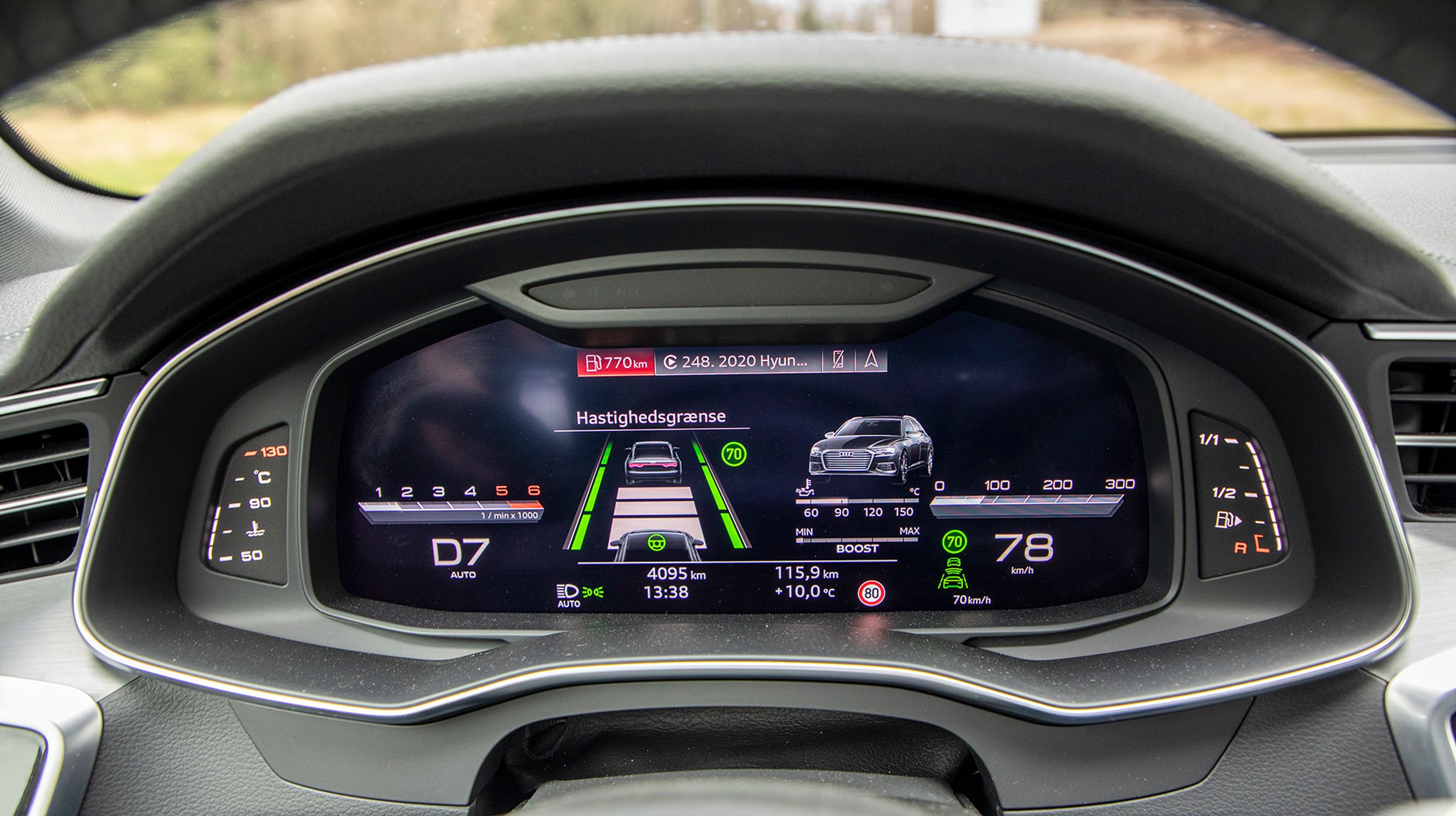 Det er fedt med digitale instrumenter. Her med en visning, hvor køreassistenterne bliver vist frem. Bemærk, at der både er grønne striber, der viser, at linjevogteren er aktiv, og et grønt rat, der viser, at vognbanecentreringen er i funktion. 