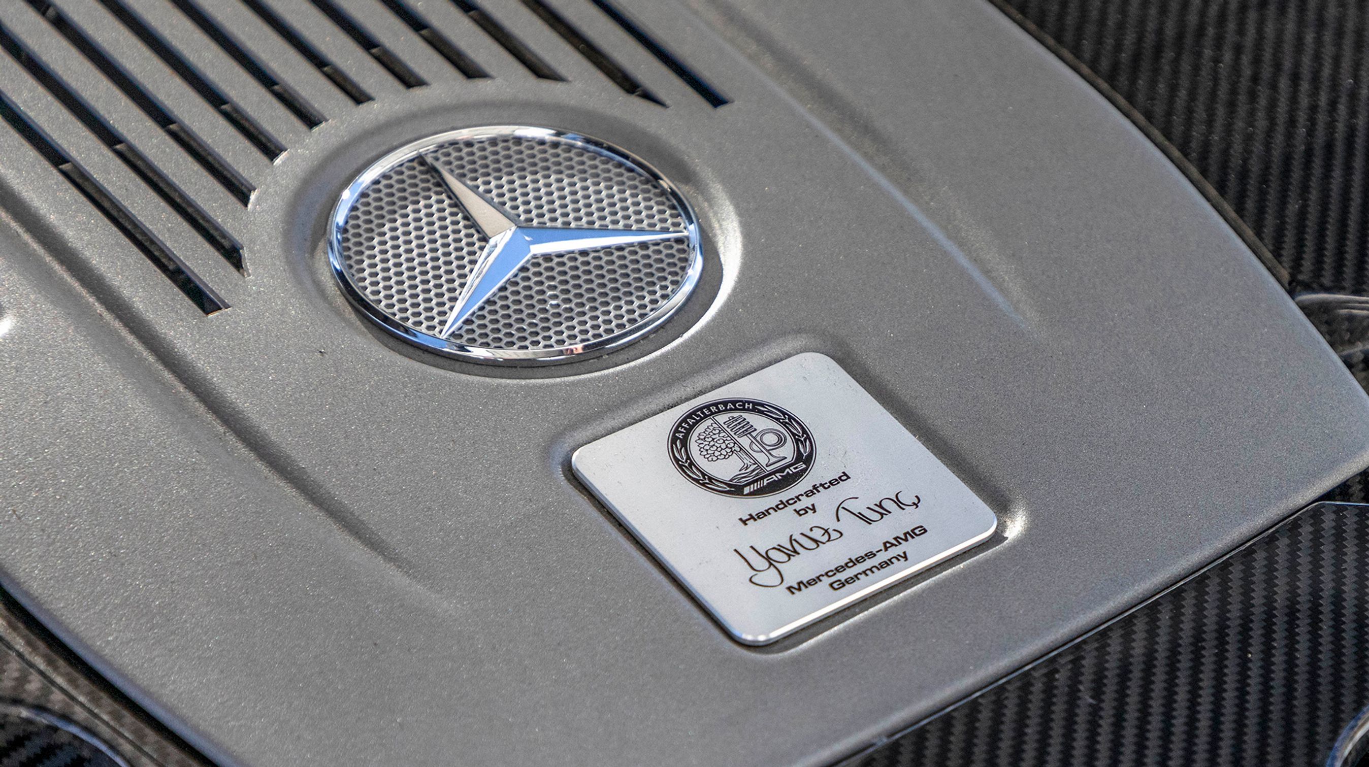 Som enhver anden AMG-motor er også denne motor påført signatur fra den ansvarlige medarbejder på motorfabrikken, der har sørget for at alt er bygget helt efter forskrifterne.