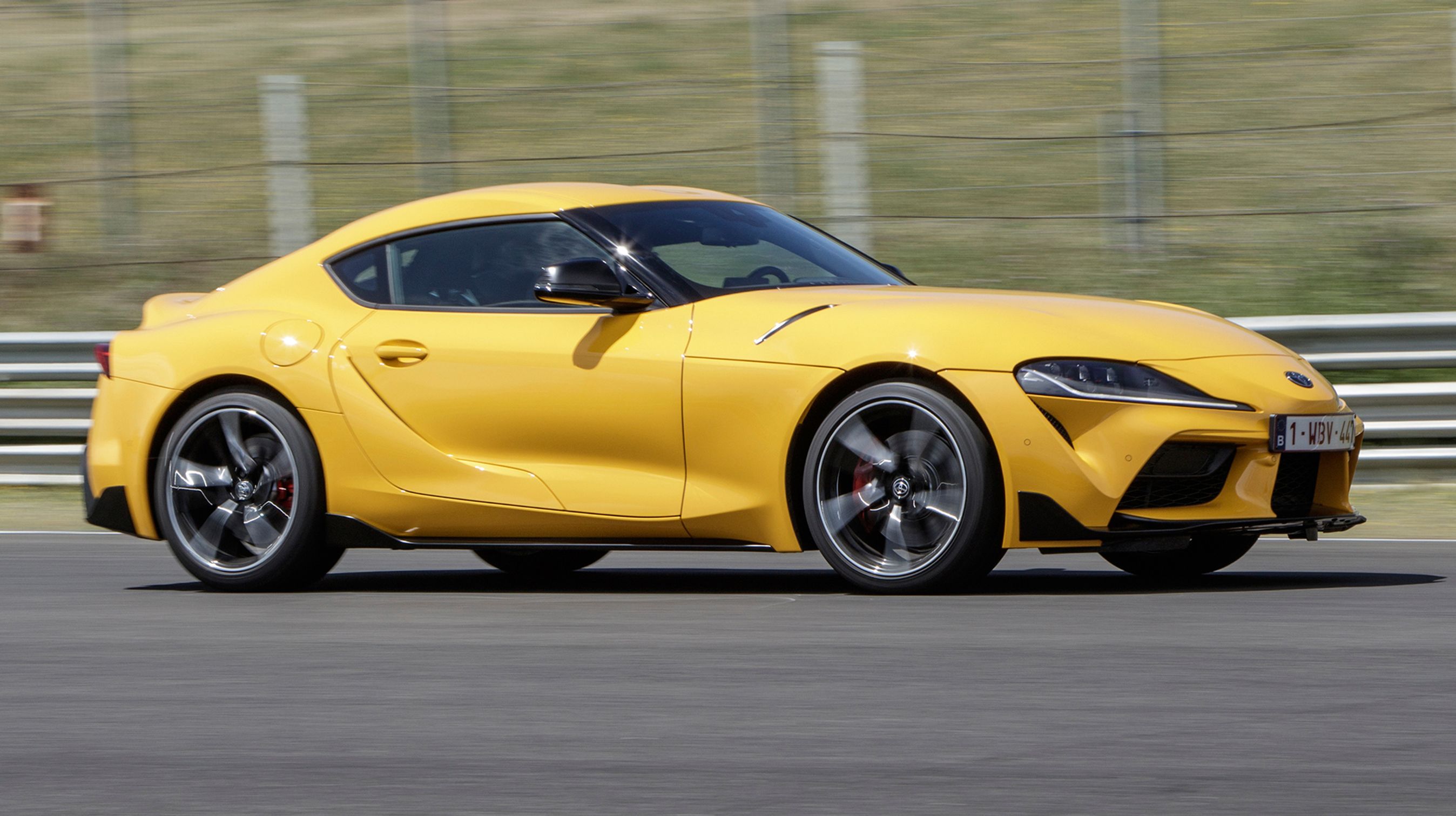 Med en vægtfordeling mellem for- og bagakslerne på 50:50 er der lagt op til stabil kørsel gennem sving og kurver. Akselafstanden er kort – faktisk kortere end i en Yaris.