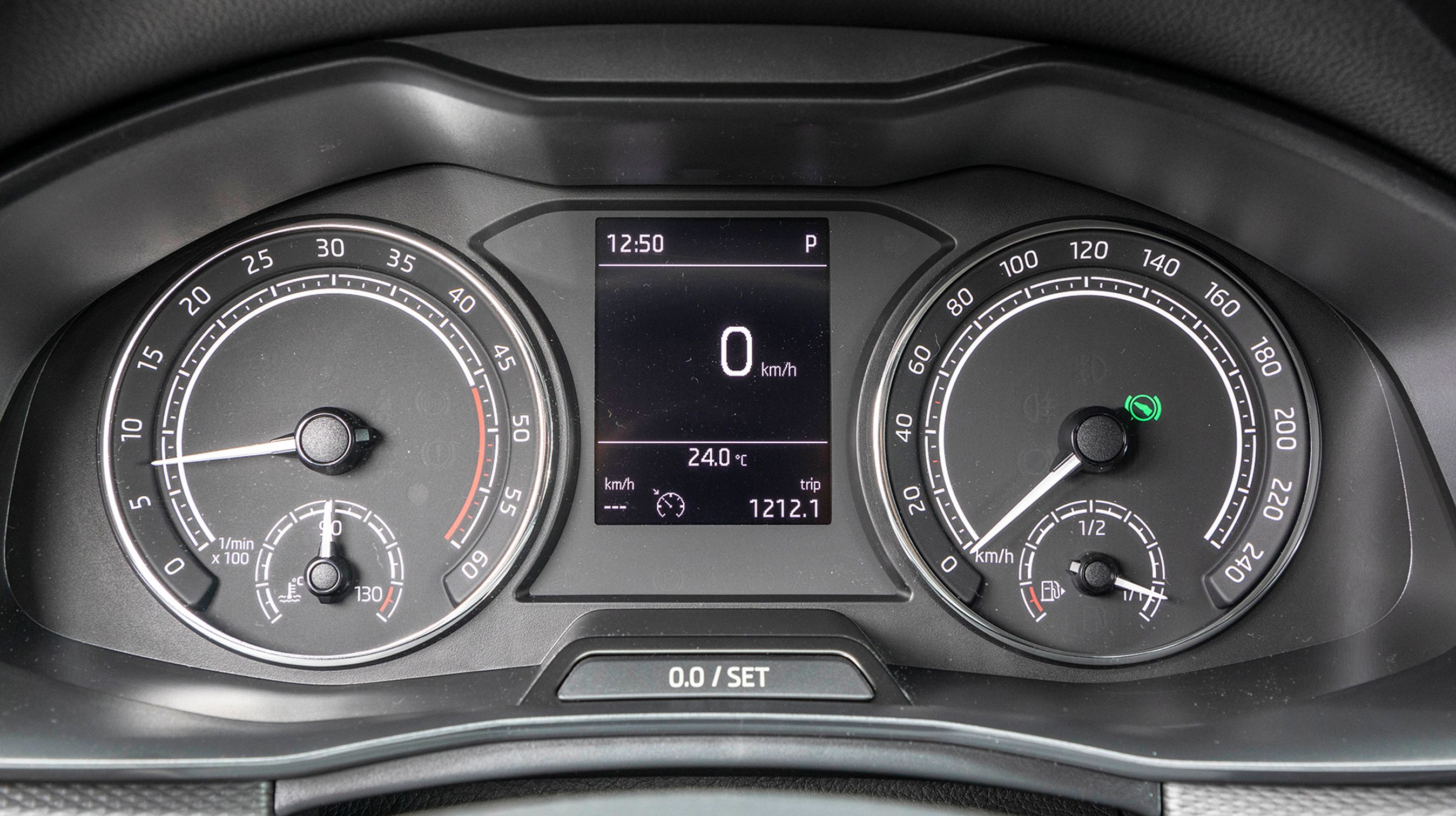 Instrumenterne er analoge, men man kan tilkøbe digital instrumentering sammen med en større radio med Apple CarPlay for 10.500 kr.