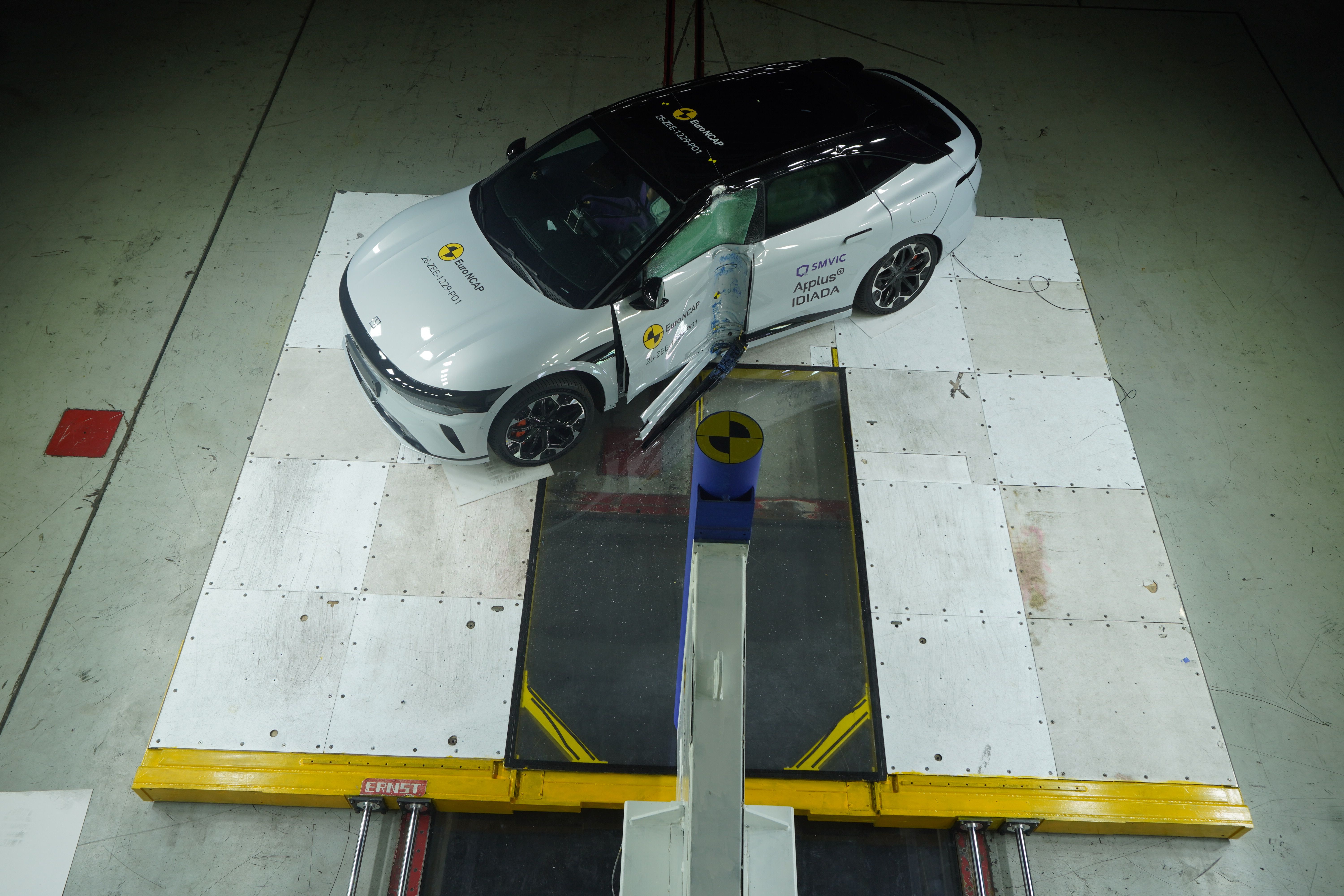 Hvid Zeekr 7GT ramt i siden i crashtest