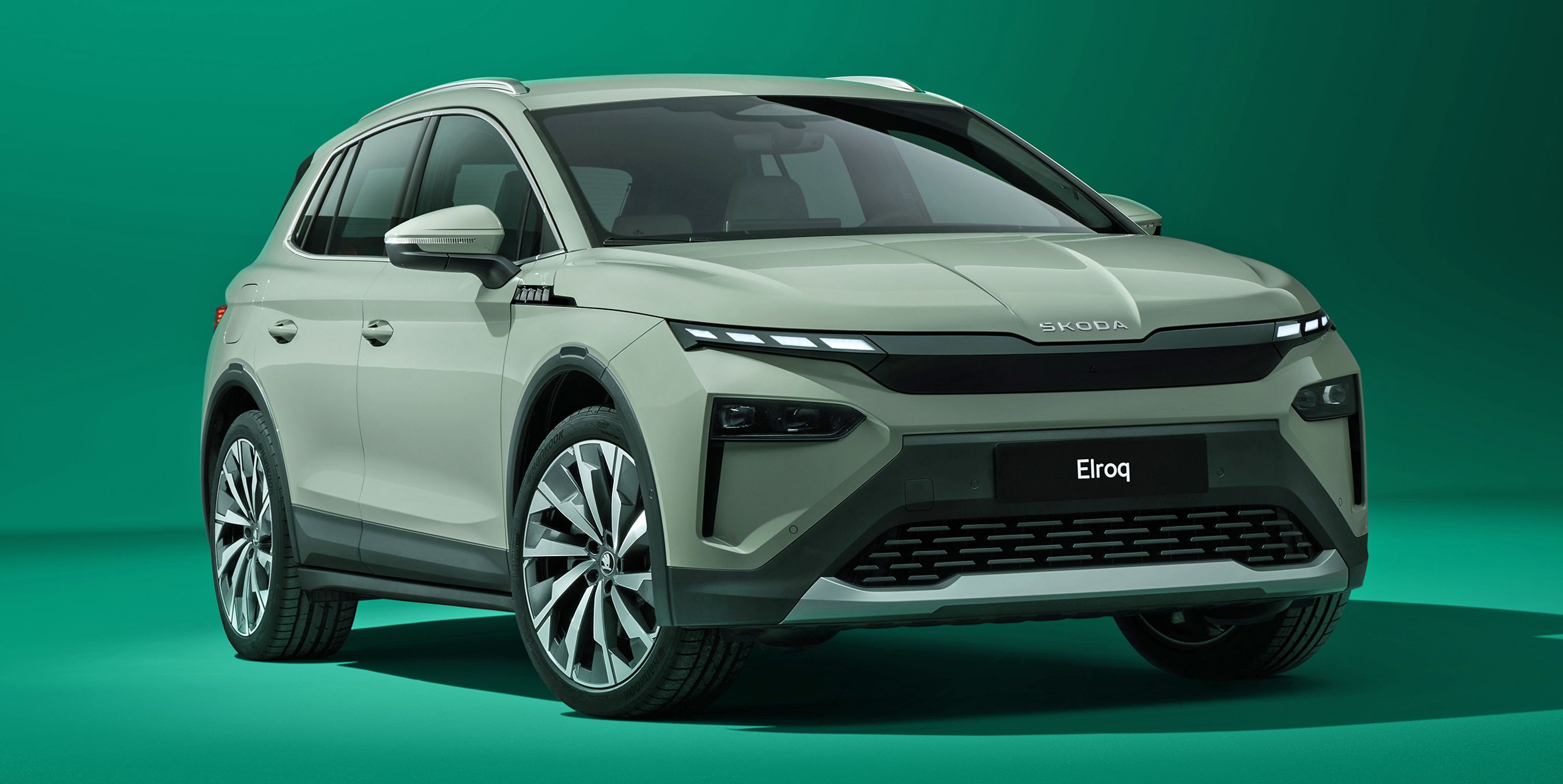 Grønlig Skoda Elroq skråt forfra på grøn baggrund.
