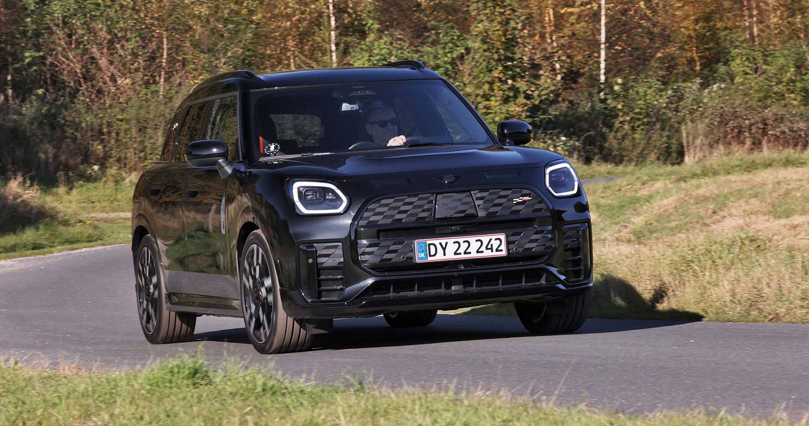 Mini Countryman kører i et sving på en landevej