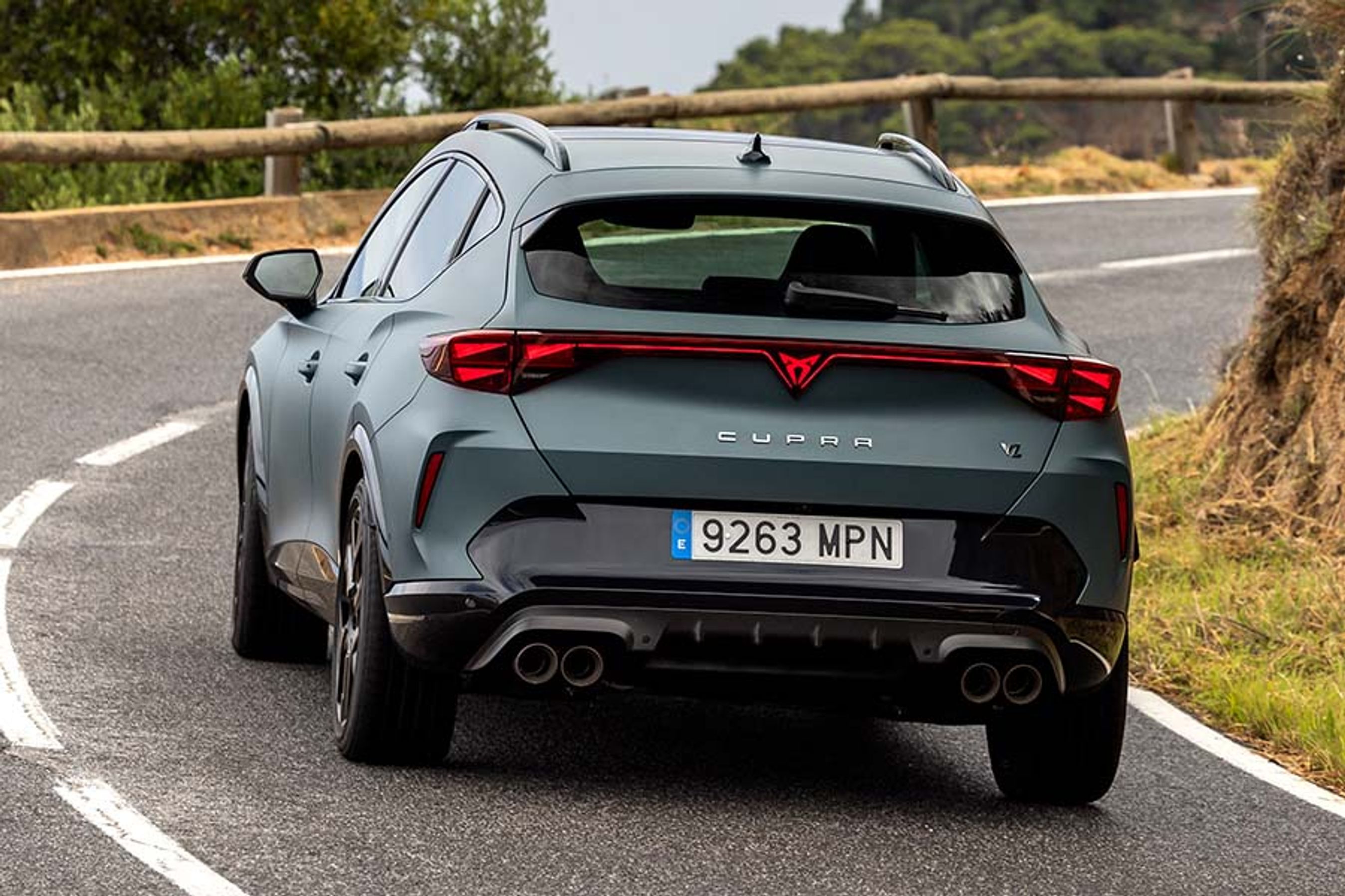 Bagtil er lysbåndet bredt ud, og der er kommet lys i logoet under bagruden. Der står nu kun CUPRA bag på alle modellerne – selve modelnavnet er skjult i baglygten.