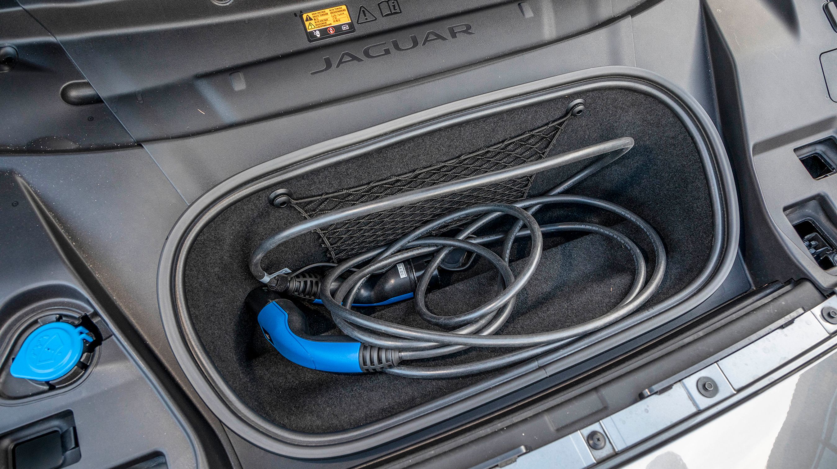 I rummet fortil opbevares ladekablet. Derved er det let at komme til, uden at man skal have en del af bagagen ud af bagagerummet.