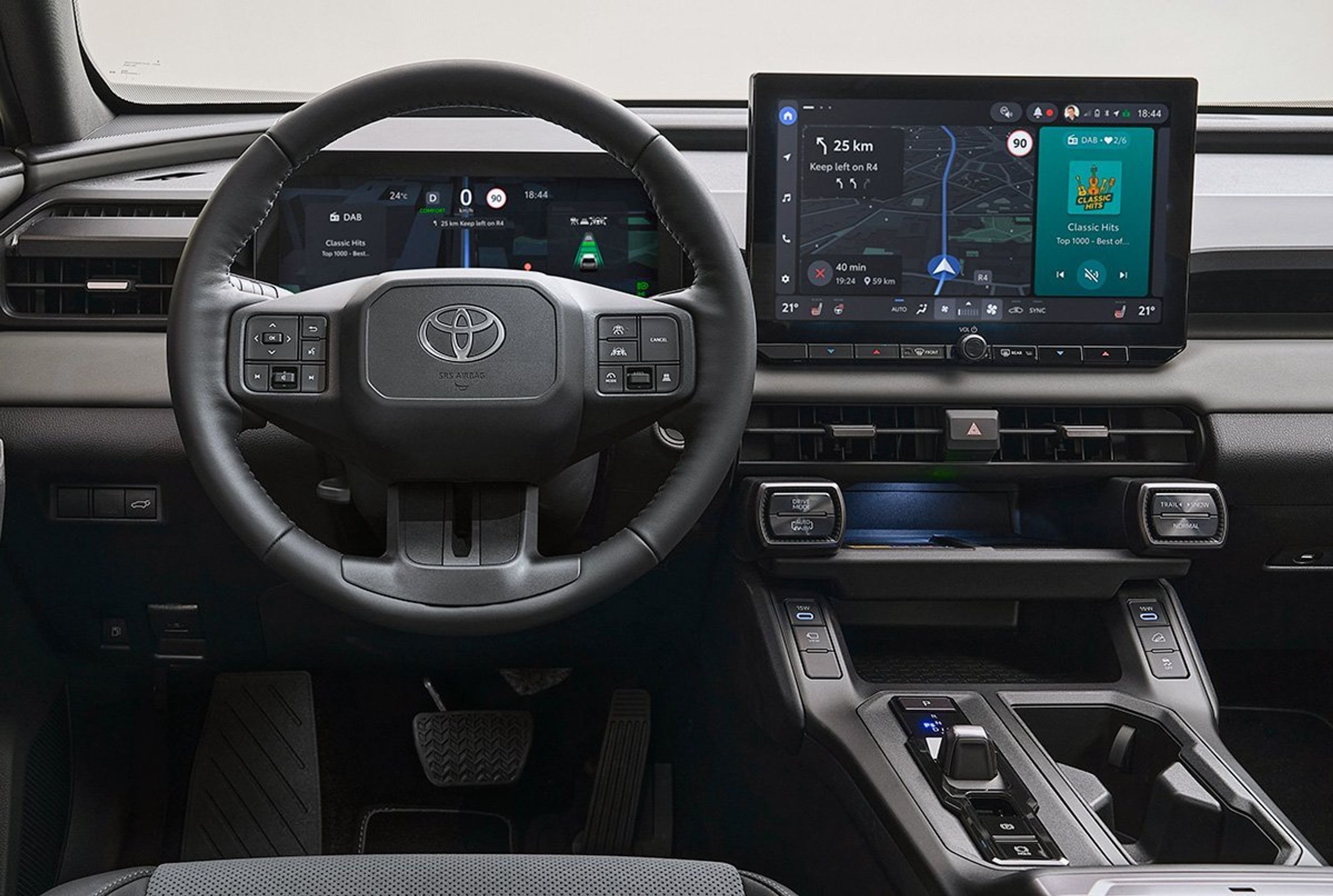 Førerpladsen i Toyota RAV4.