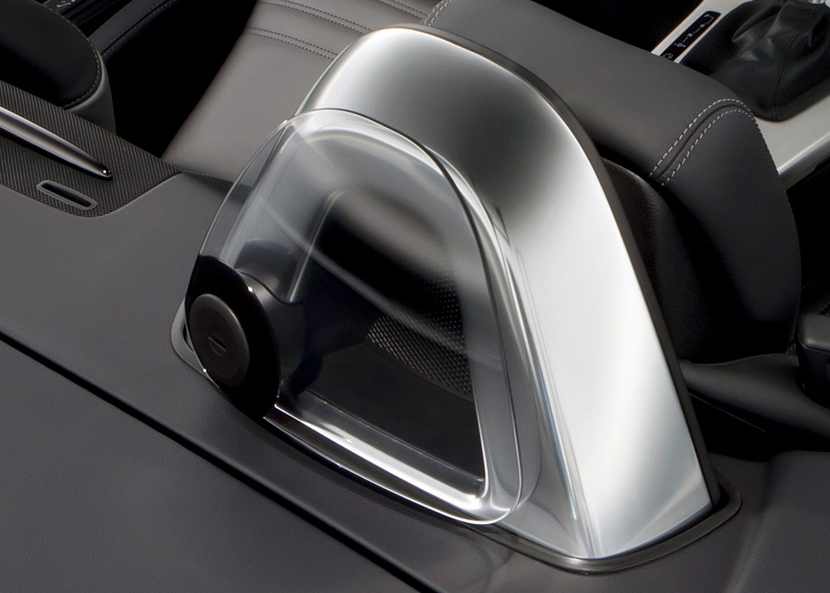 SLK får et nyt middel mod træk ved åben kørsel. Et system kaldet Airguide består af en plastskive, der fra sin plads bag sikkerhedsbøjlerne kan drejes ind midt mellem de to hovedstøtter.