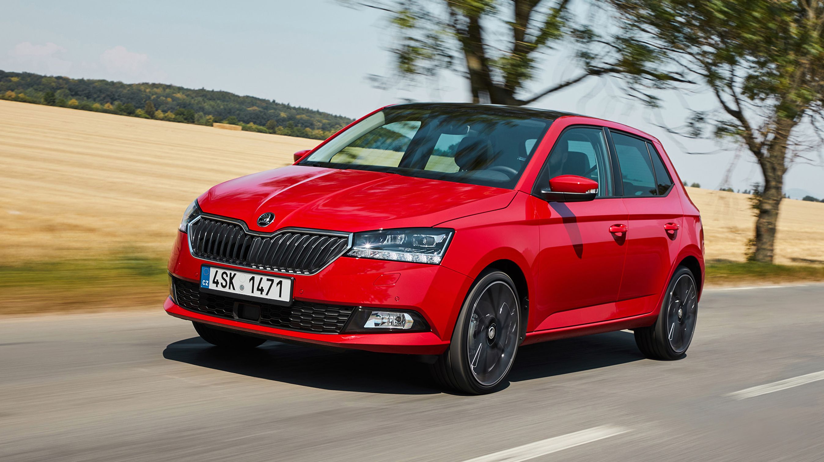 Skoda Fabia er blevet faceliftet. Det ses særligt ved fronten, hvor en kraftigere grill og en ny form af forlygterne gør det let at genkende den nye version.