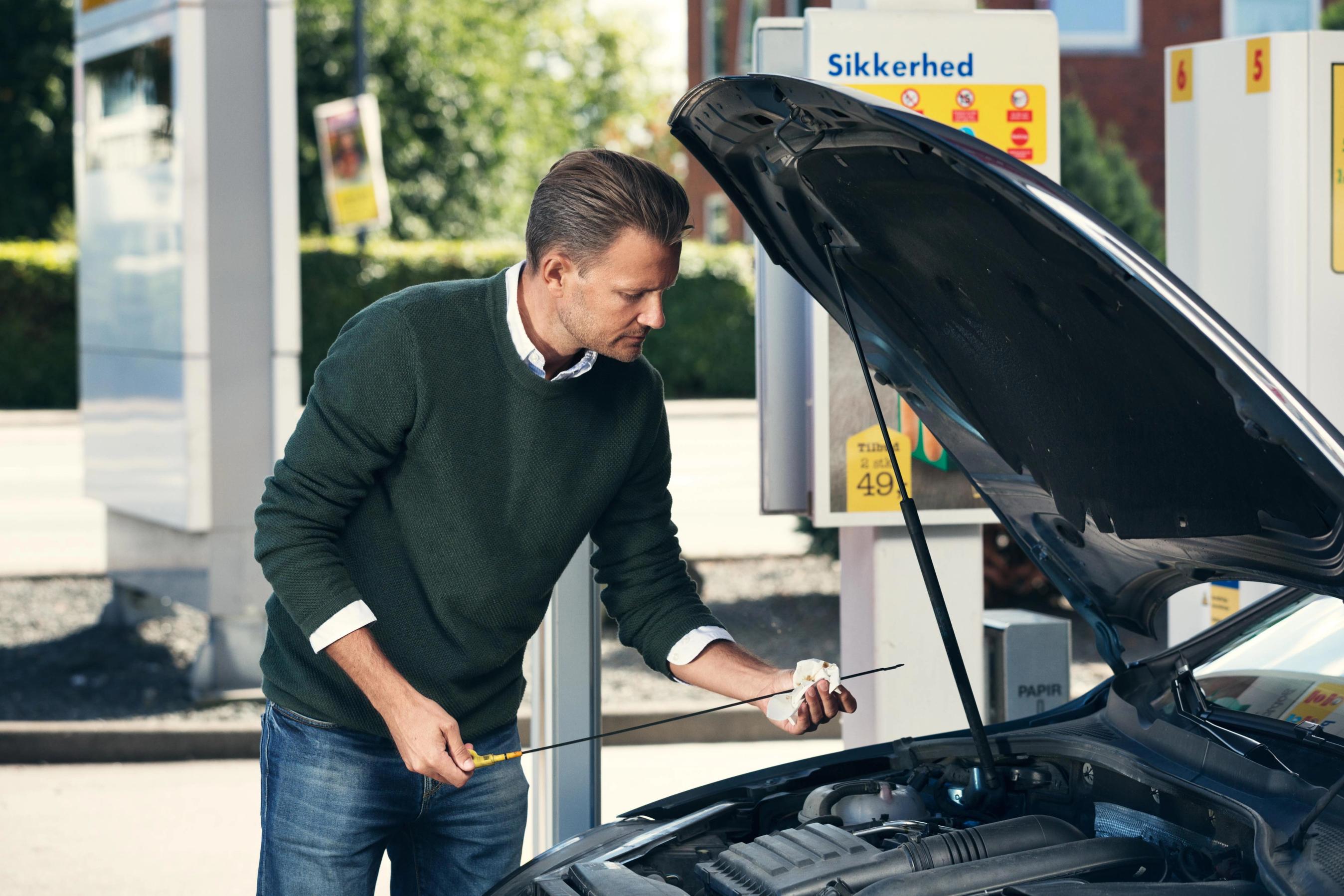 Hvordan plejer du din bil hjulskifte, bilvask og olietjek helt uden at få olie på hænderne?