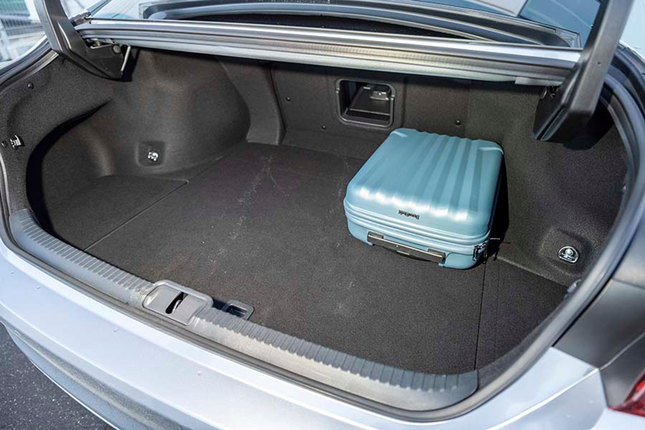 Bagagerummet rummer 454 liter, og en relativ lille åbning gør brugsværdien noget begrænset. Man kan ikke folde forsæderne frem, men der er en lille gennemlæsningsluge til f.eks. ski.