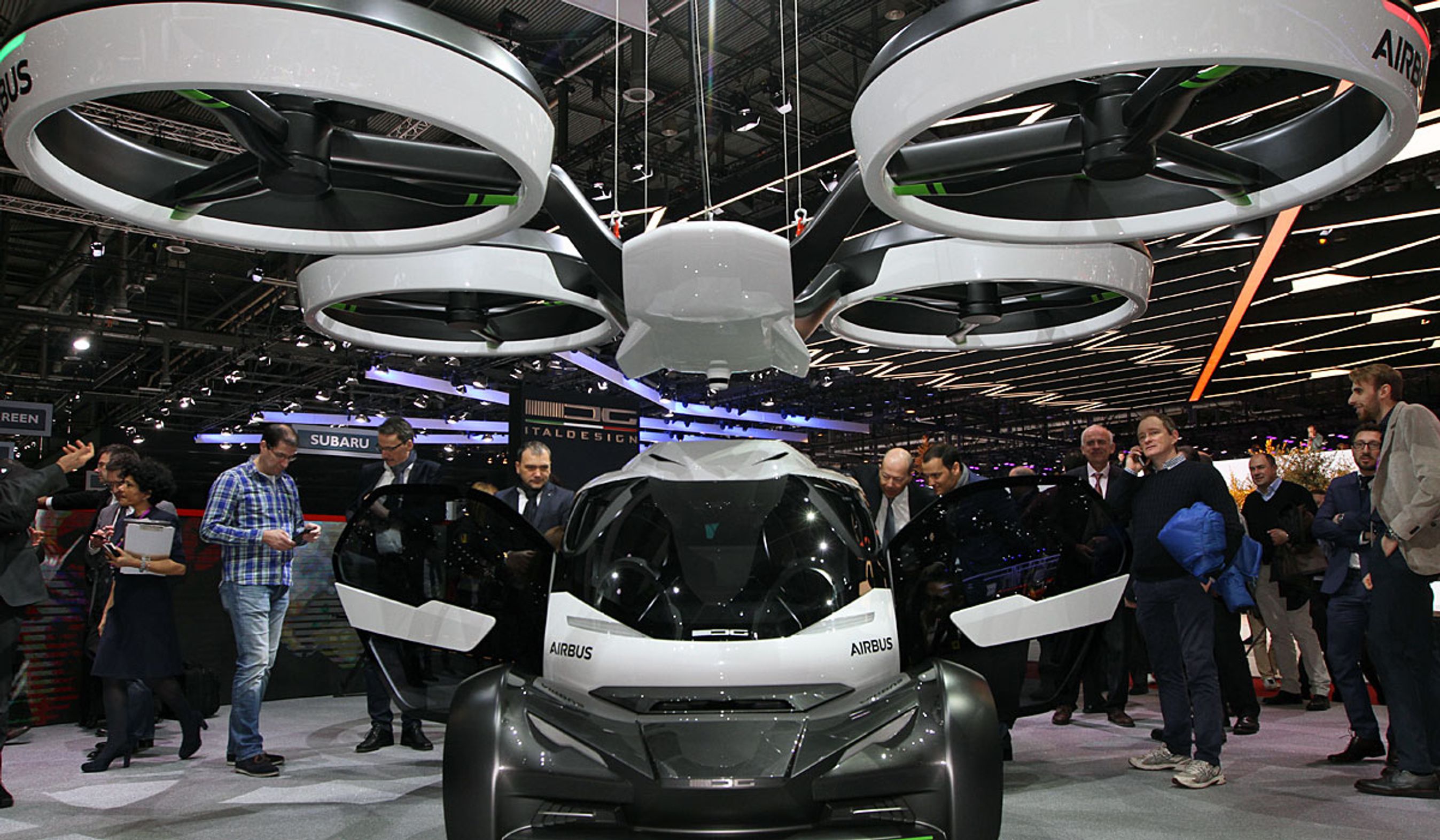 Bil og drone vises for første gang på Genève-udstillingen. Dronen måler 5x4.4 meter. Fotos: Torben Arent