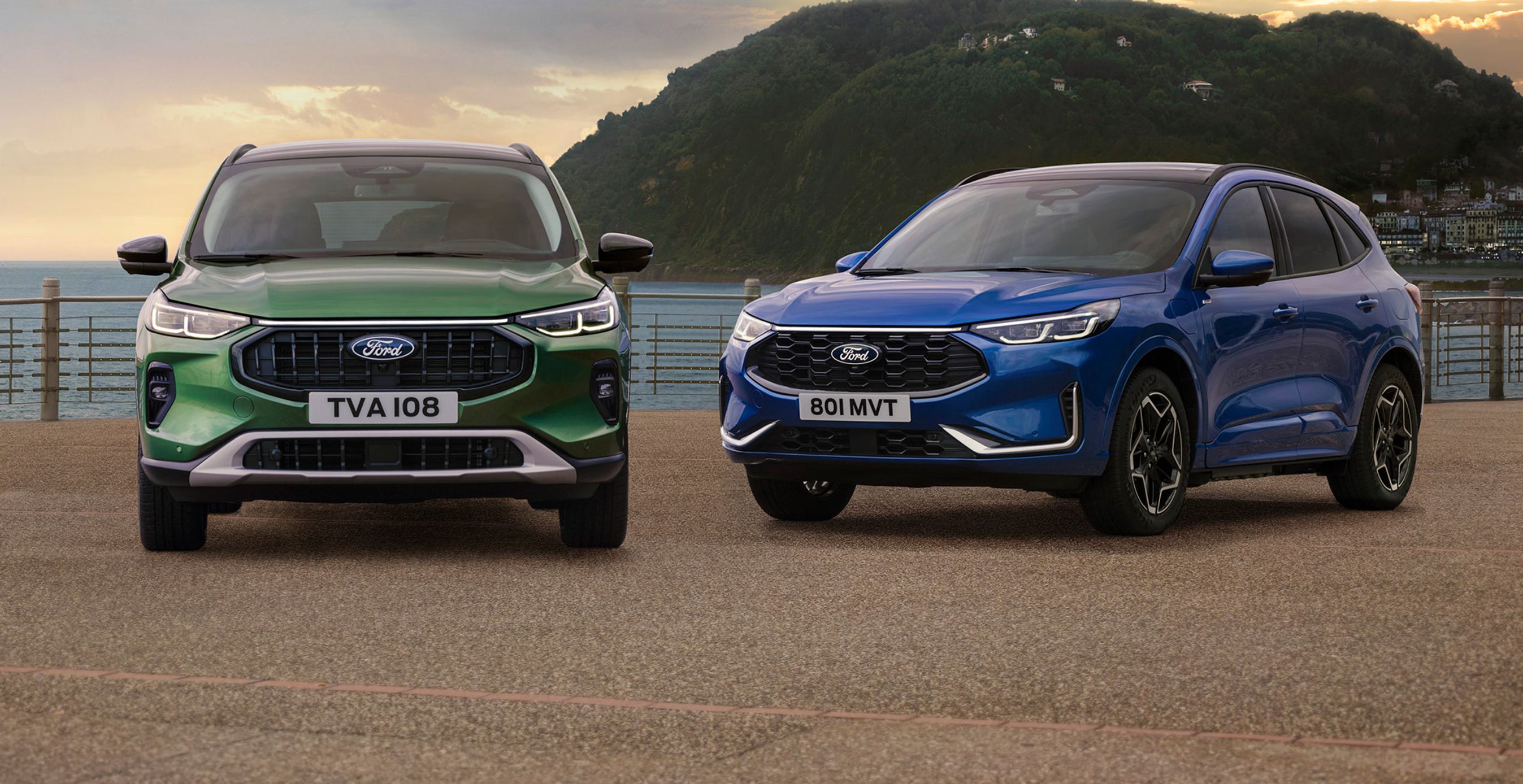 Ford Kuga i grøn og blå.