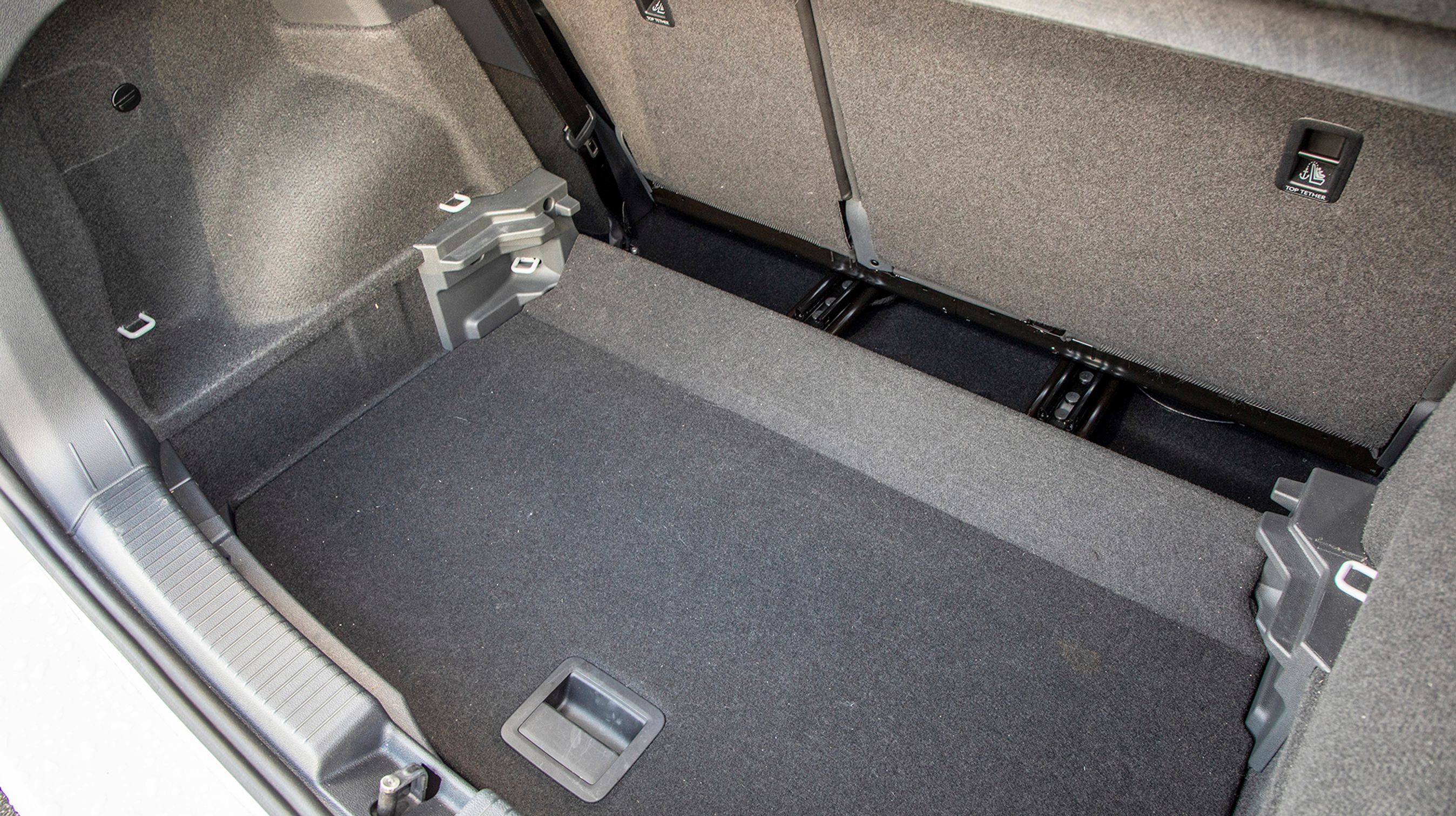 Bagagerummets bund kan placeres i to niveauer, og nederst er der et lille ekstra rum. 