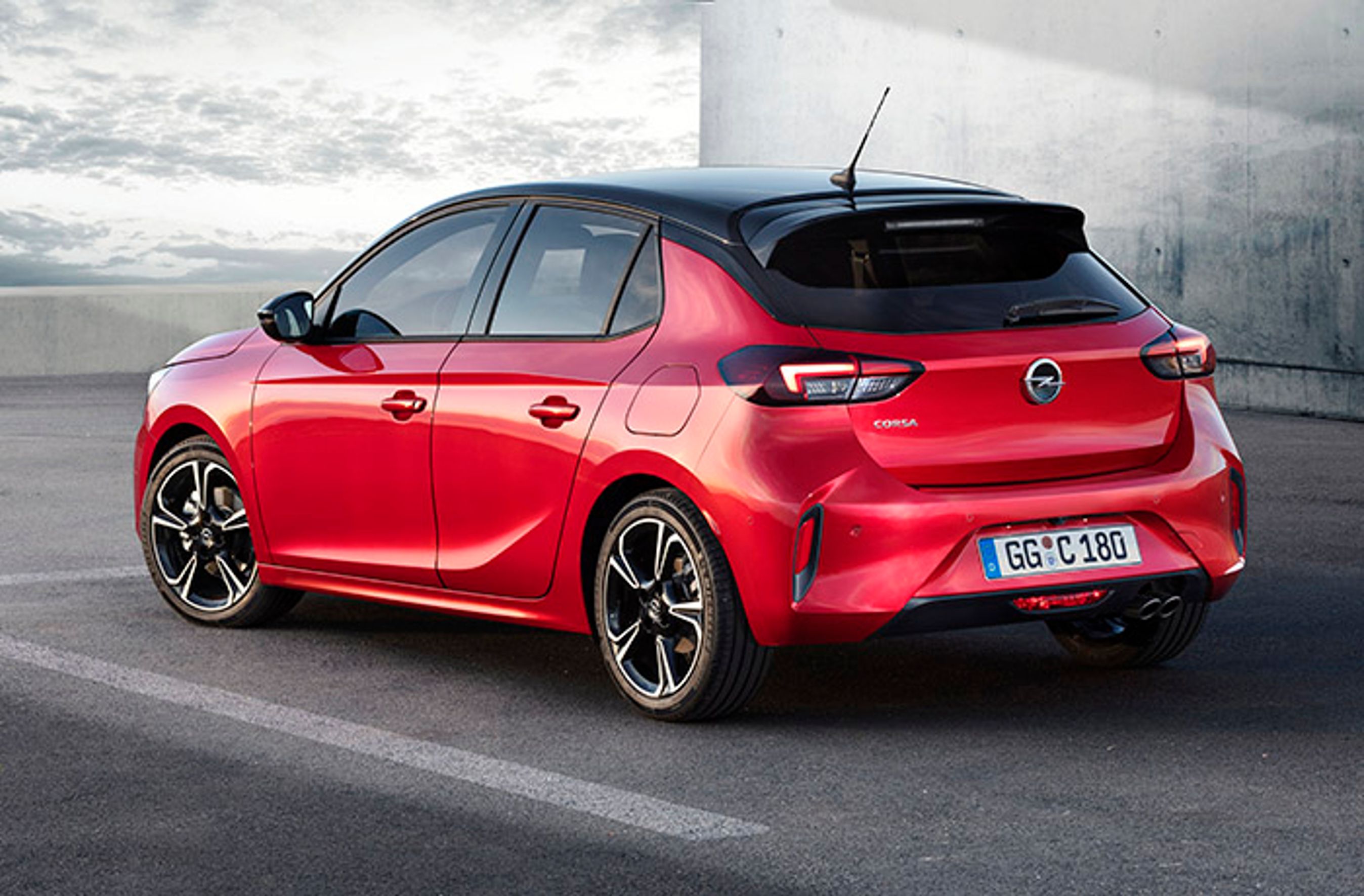 Corsa kommer i to designlinjer, og her er det udgaven med GS-Line pakken, som indeholder andre fælge, sort tag og en lidt mere sportslig front.