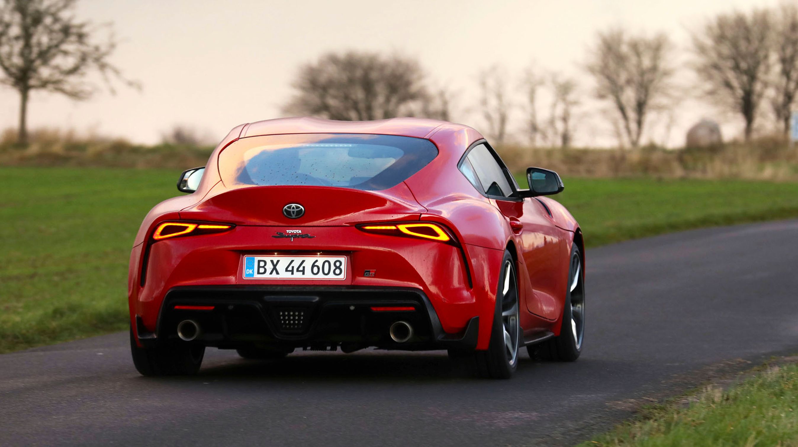 Supra er meget typisk japansk i sine linjer, og især baglygterne giver modellen en klar signatur. Den lidt høje hækspoiler er ikke så integreret i designet, men nødvendig i forhold til den aerodynamisk balance.