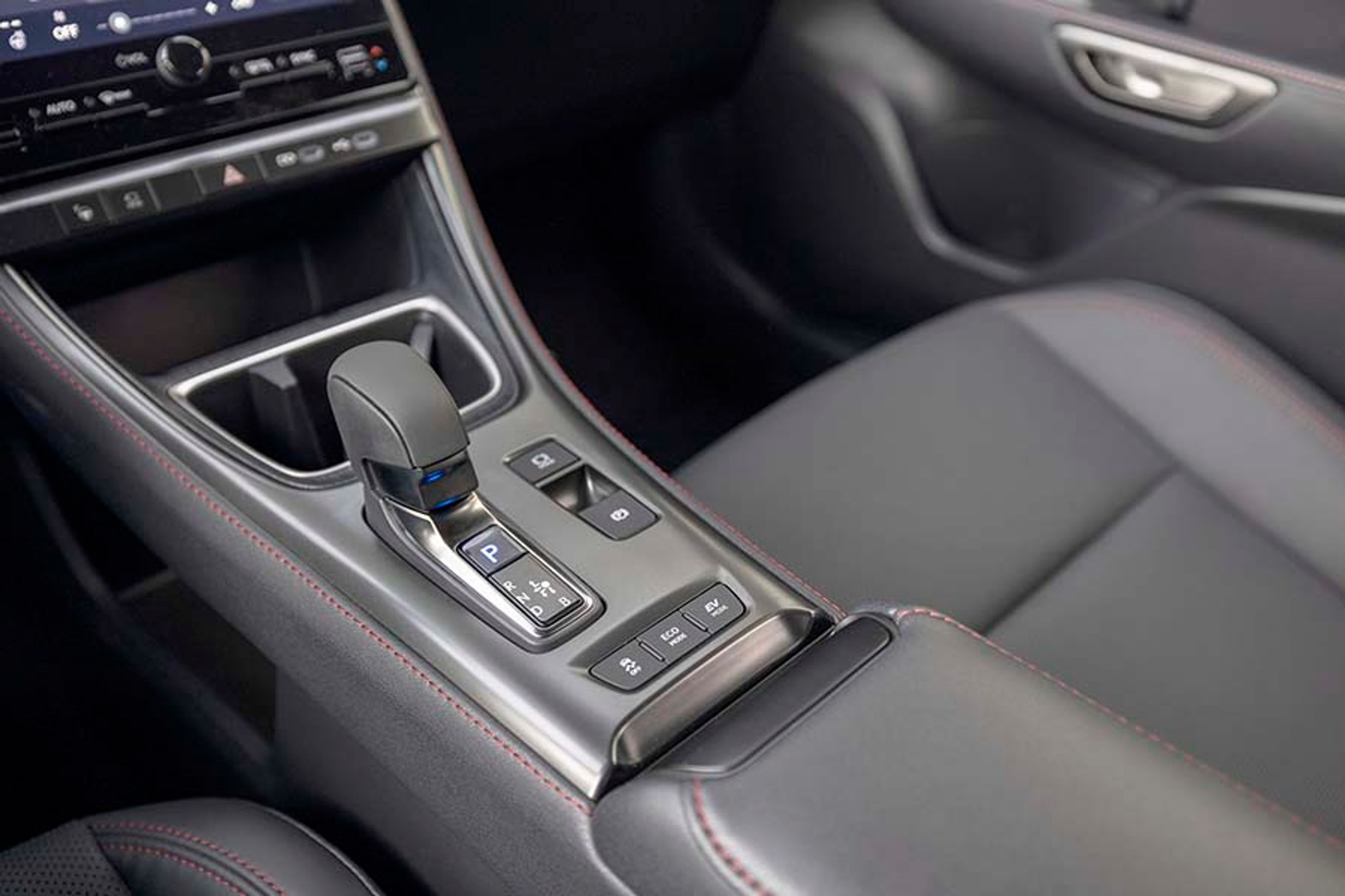 Gearvælgeren er af den elektroniske type, der selv går i P, når man slukker motoren. Fra knappen bagtil kan man skifte mellem to køreprogrammer: Eco og Normal.