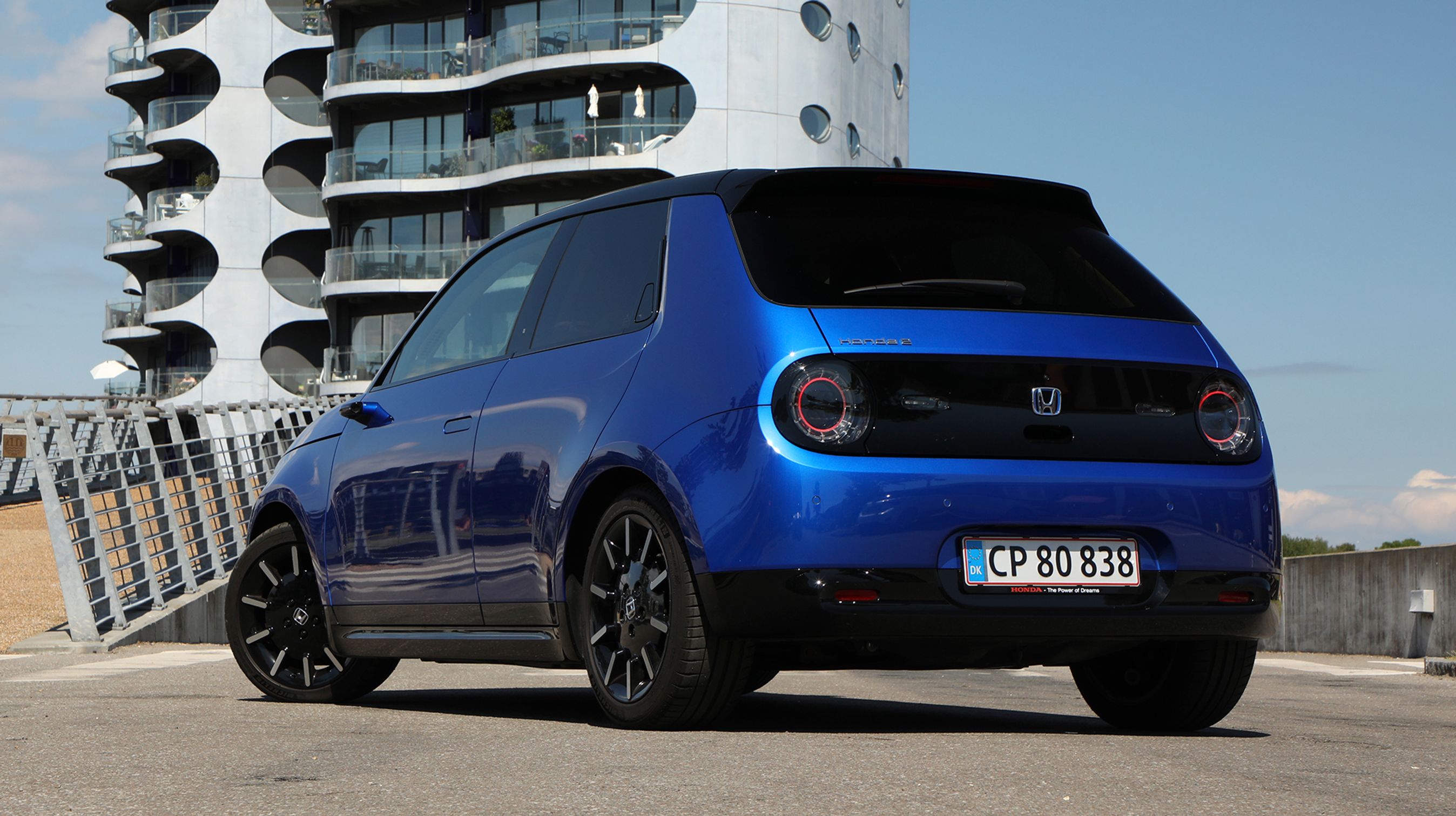 Honda e er navnet på denne elektriske bil med mange sjove udvendige detaljer som f.eks. de runde for- og baglygter.