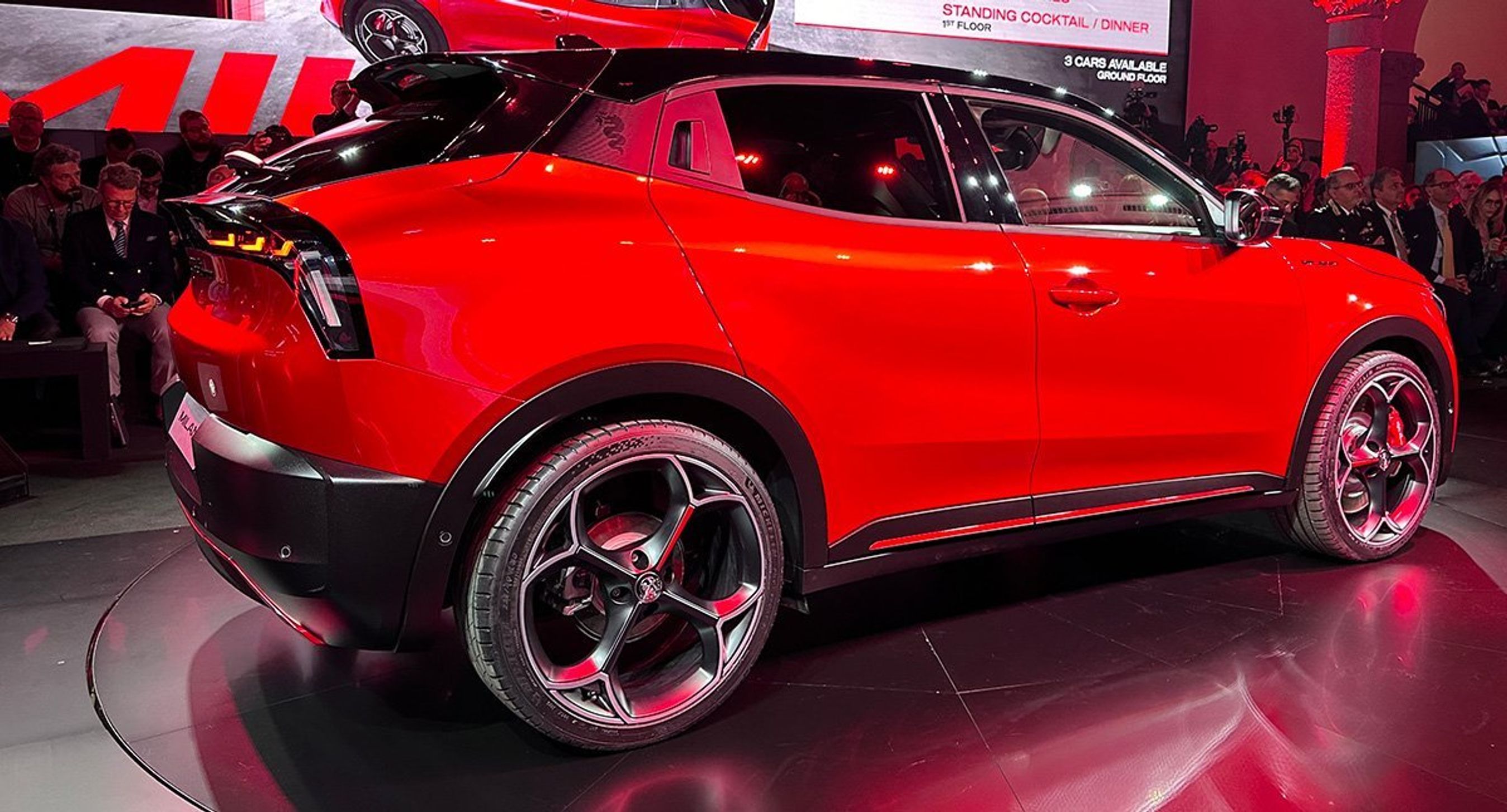 Rød Alfa Romeo Milano bagfra.