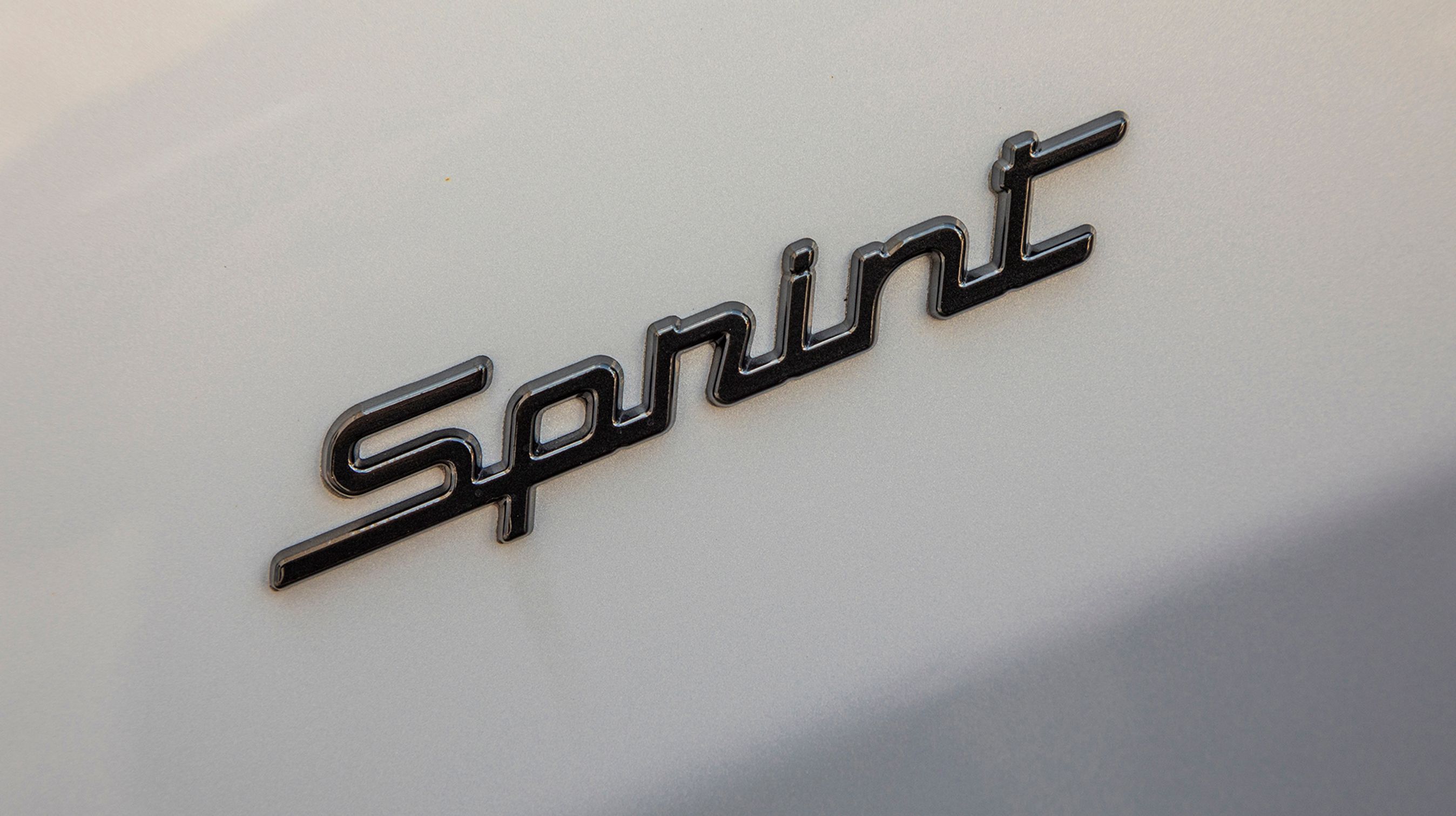 Sprint er et klassisk Alfa Romeo-navn, og tro mod historien er det skrevet i samme typografi som originalen på Stelvio-modellen.