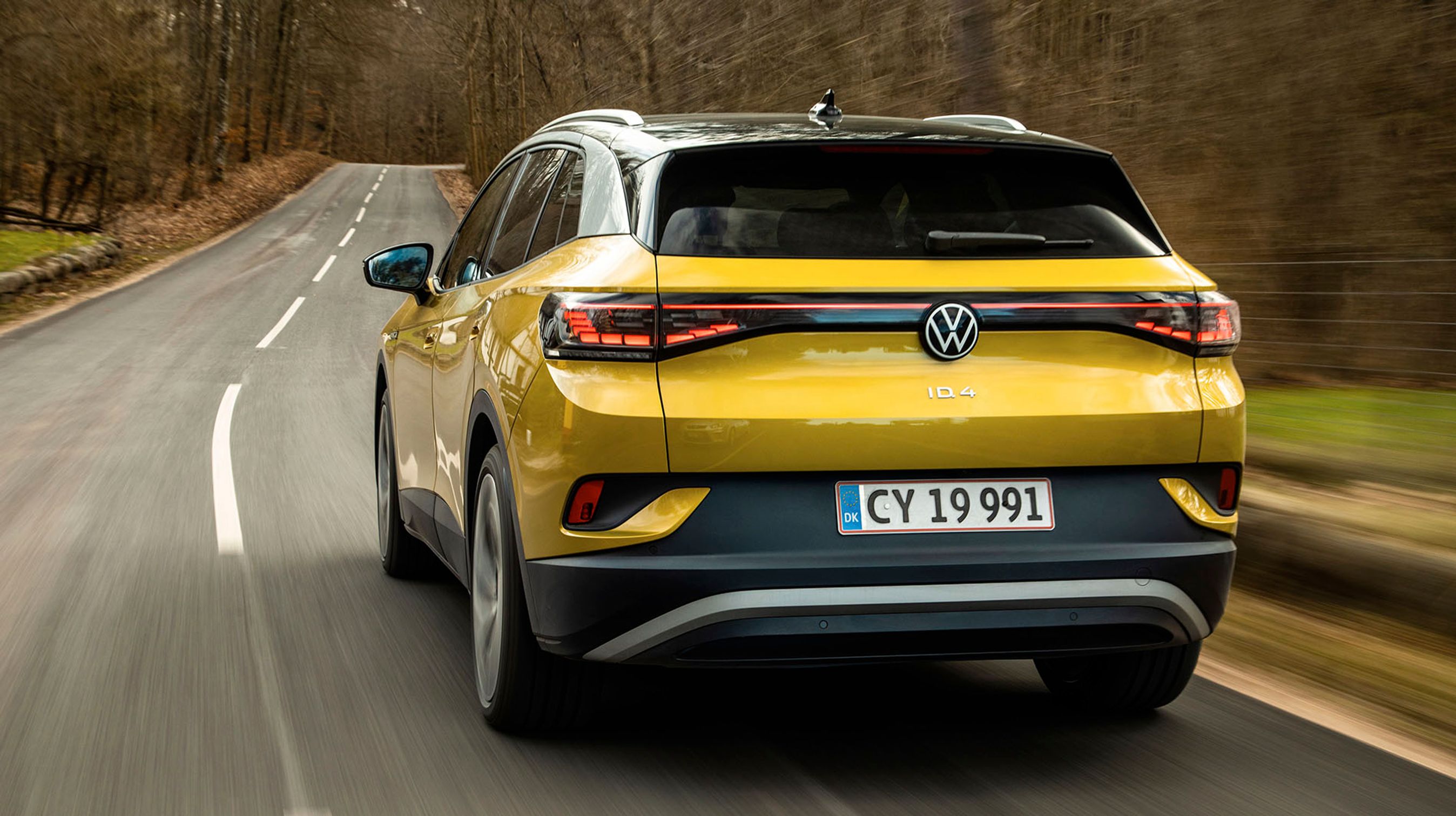 Bagtil er et lille ID.4-skilt placeret midt på bagklappen. Baglygterne er af LED-typen og er forbundet med et vandret LED-bånd.