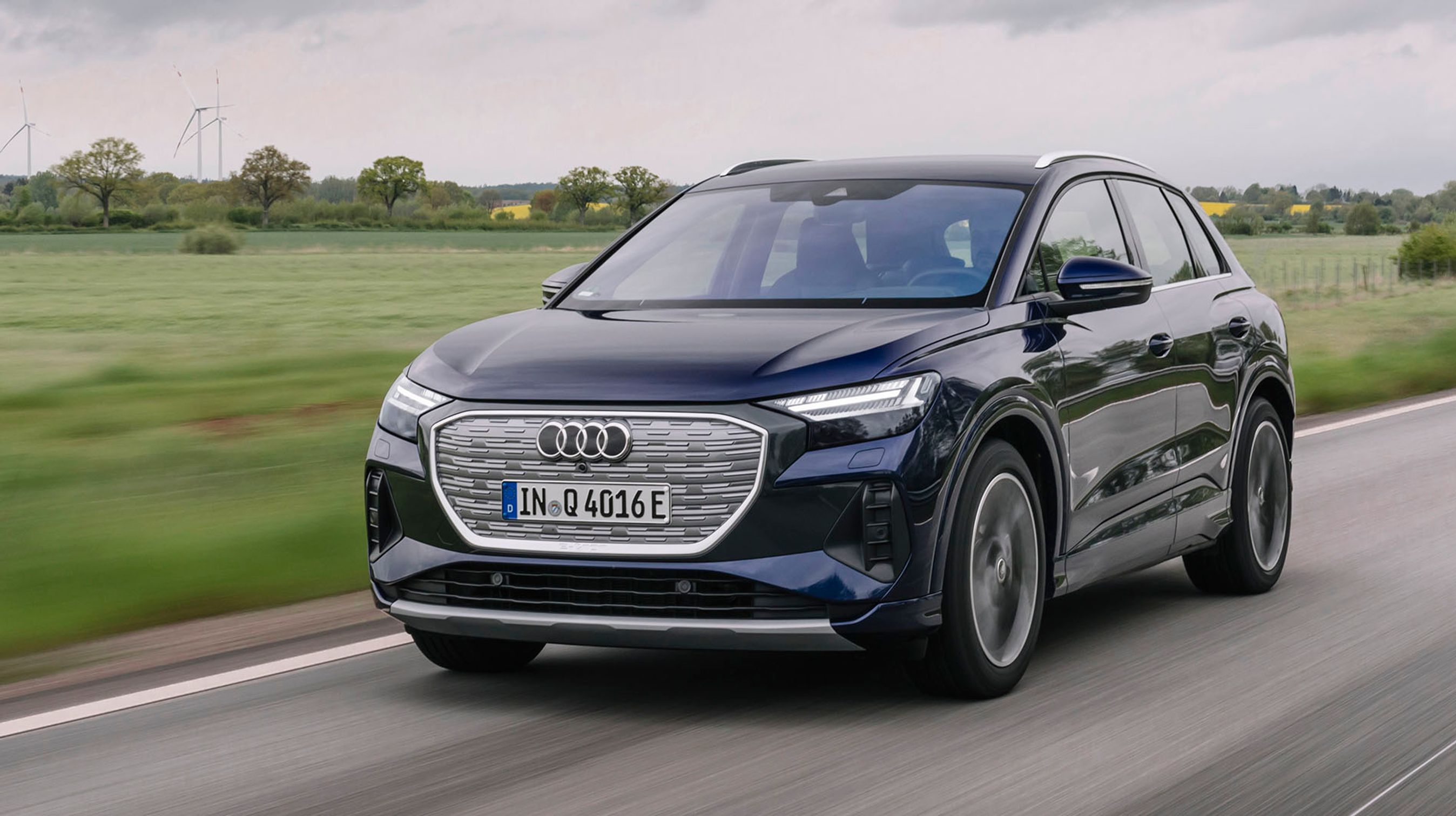 Audi Q4 e-tron er en moderne elbil med meget fine præstationer. Den rummer snildt fem voksne, kan lades hurtigt, og så må den endda trække en pænt stor påhængsvogn. Priserne begynder ved 350.000 kr.
