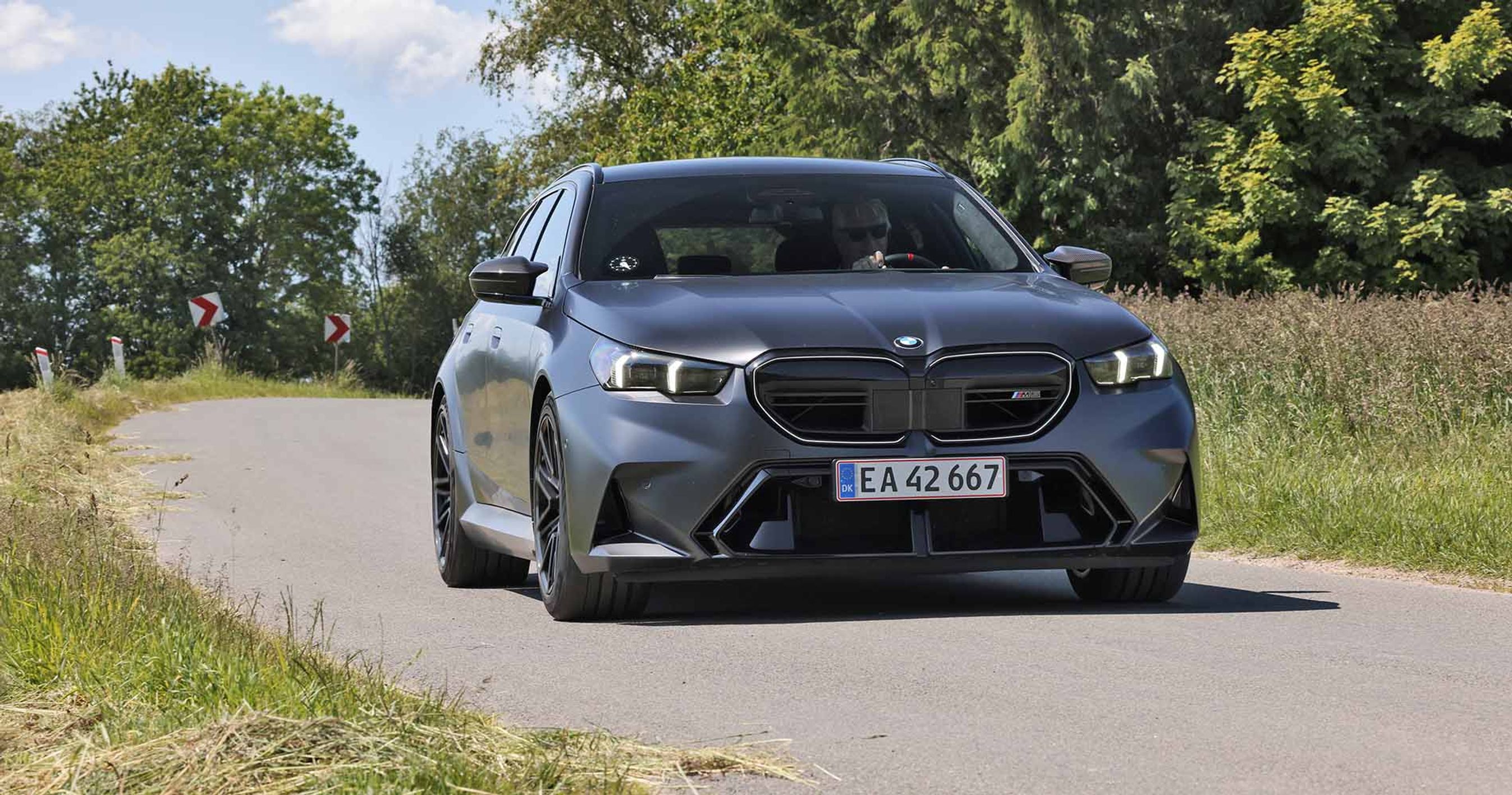 BMW M5 set forfra, mens den kører ud ad et sving
