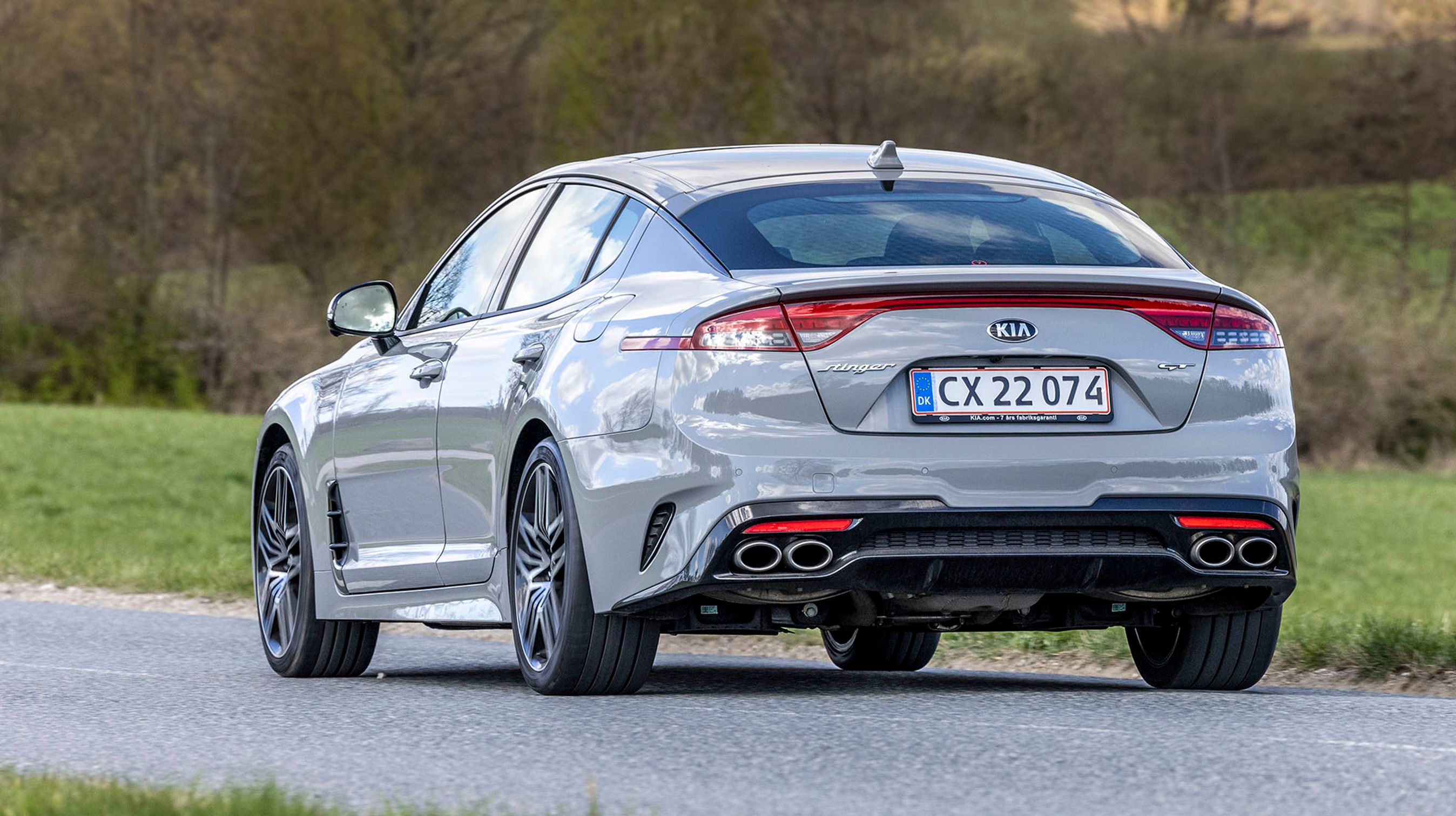 Intet mindre end fire udstødningsrør skal der til, for at den 3.3-liter store V6’er kan ånde frit. Og så giver det bilen naturligvis en del street cred at vise en sådan bagende frem.