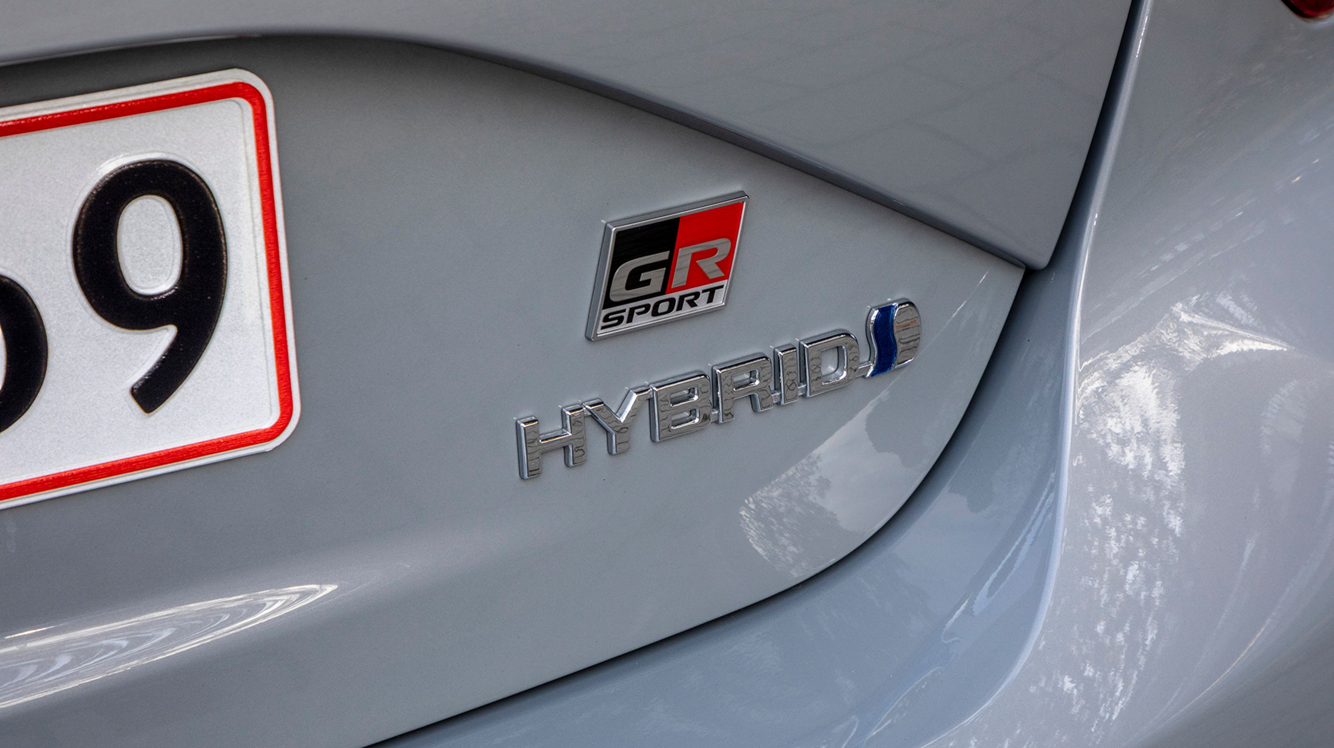 GR står for Gazoo Racing, der er Toyotas motorsportsafdeling. De bruger også GR på deres sportslige modeller som GR Supra, men på en hybrid Yaris virker den sportslige betegnelse ikke naturlig.