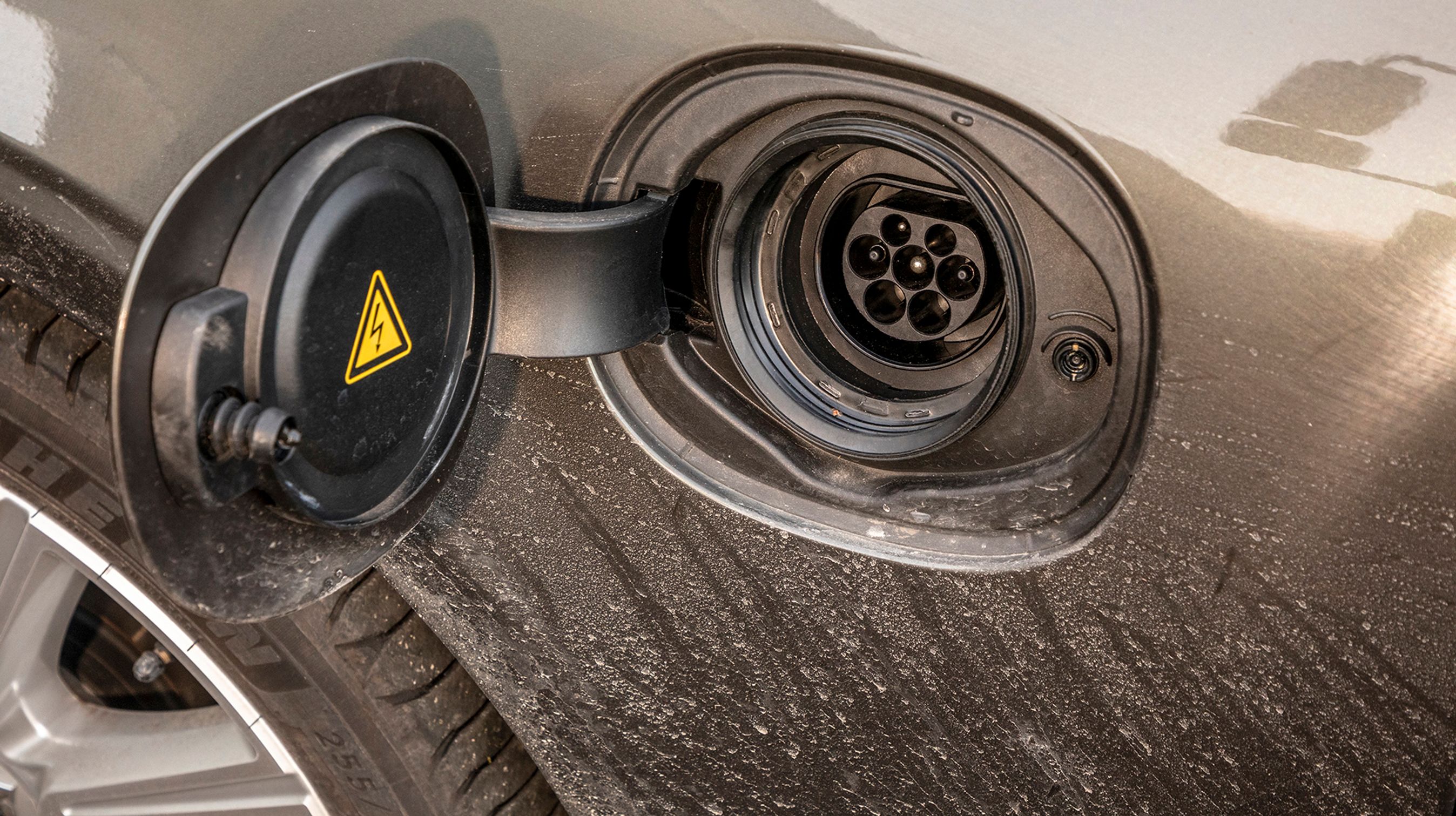 Batteriet er på 12 kWh og det kan lades op på 3,2 timer, da den indbyggede lader normalt kun kan levere 3,7 kW via én fase. 