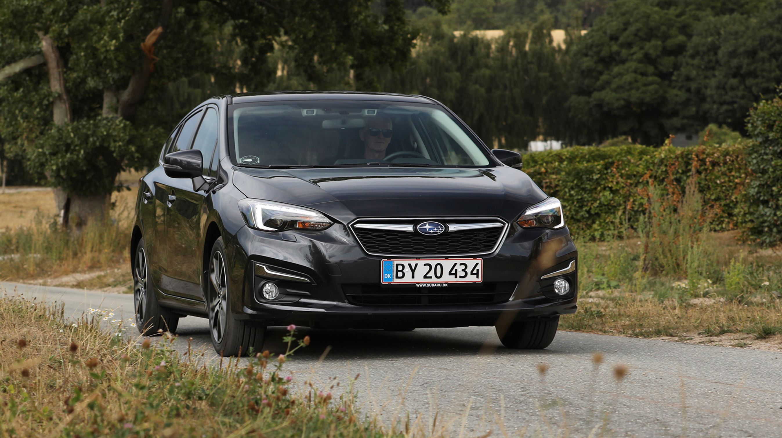 I forruden skimtes to kameraer ved bakspejlet, de er med til at give Impreza en af de mest velfungerende nødbremser, der kan bremse op til 75 km/t.