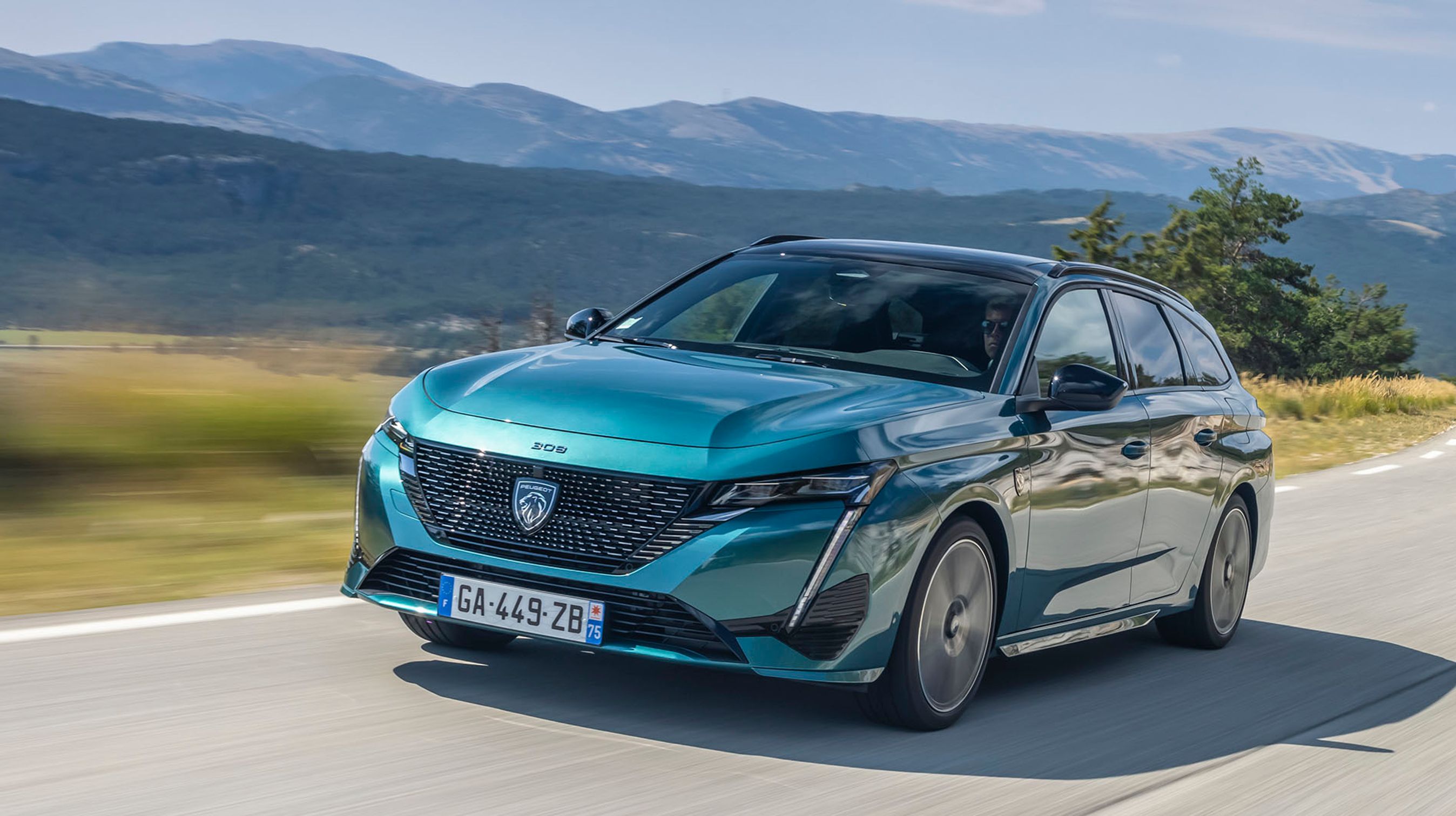 Den nye generation af Peugeot 308 har fået et skarpere design, og et stort og let synligt logo midt i kølergitteret. De lodrette kørelyslygter yderst giver bilen en tydelig identitet.