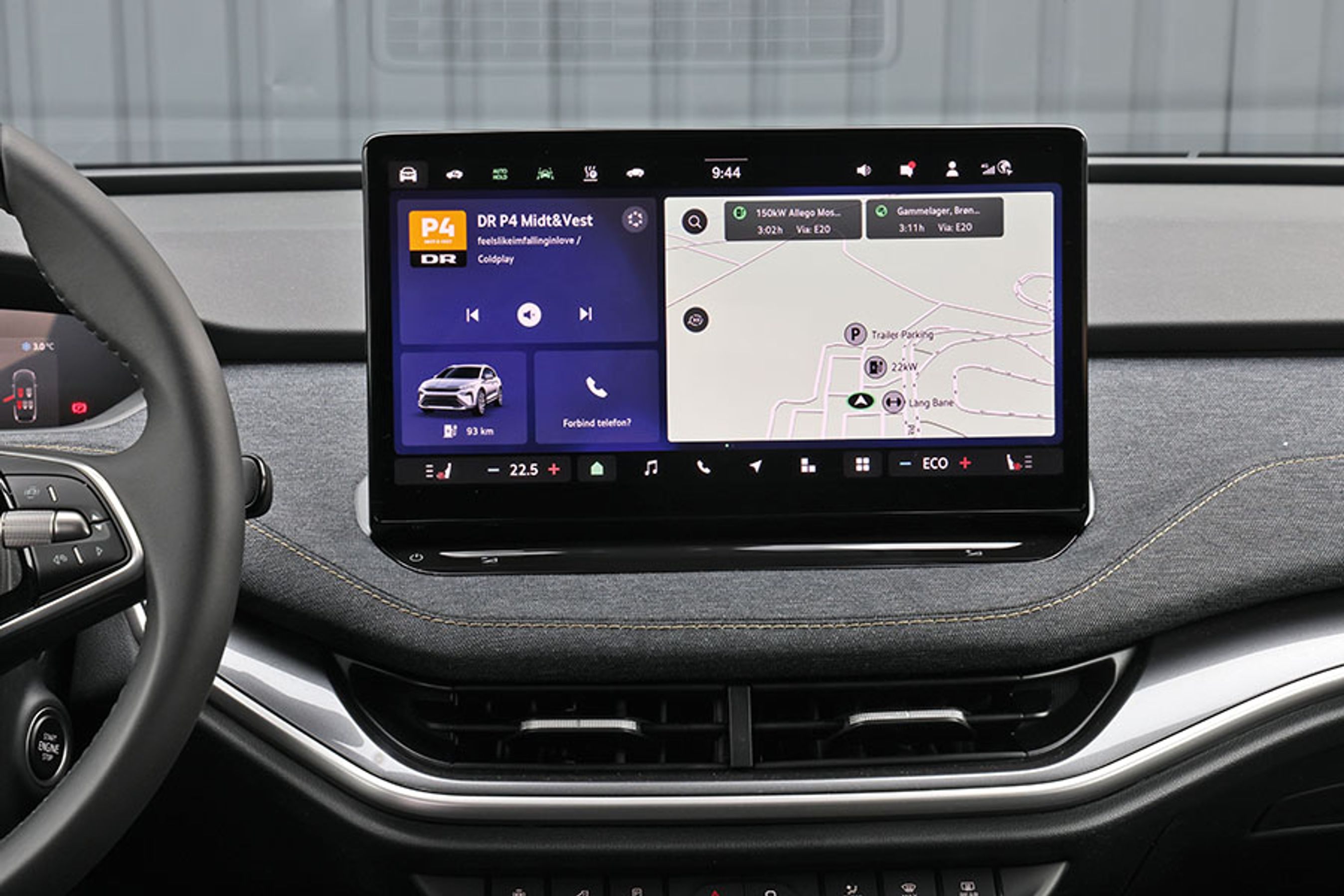 Den store skærm i midten er forsynet med en hurtig processor, der gør skærmen hurtig at bruge. Øverst er der plads til en række genveje, man selv kan vælge. Alle menuer er på dansk.