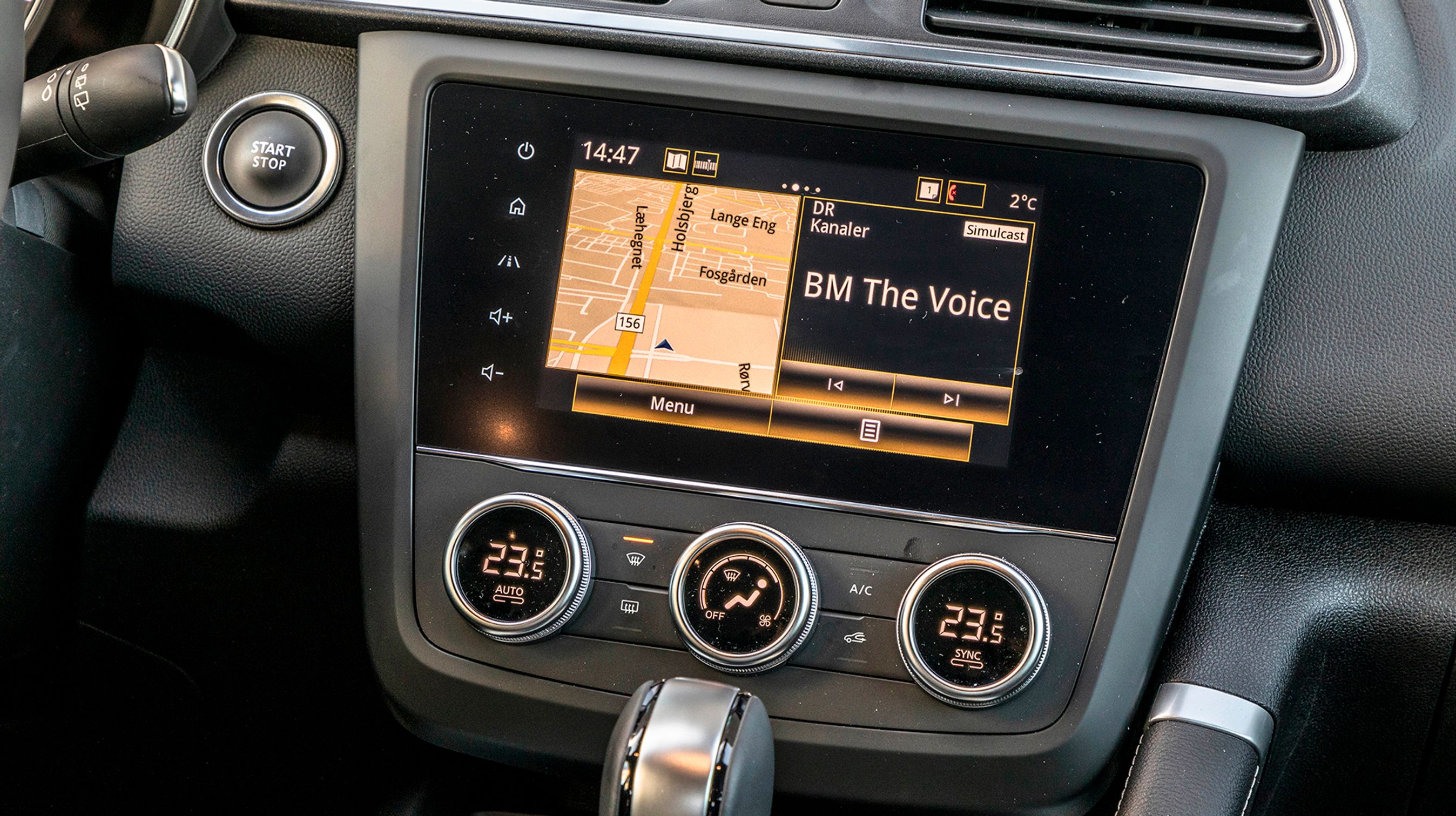 Klimaanlæg og en større skærm er en del af standardudstyret. Selve menustrukturen kræver dog en del tilvænning.
