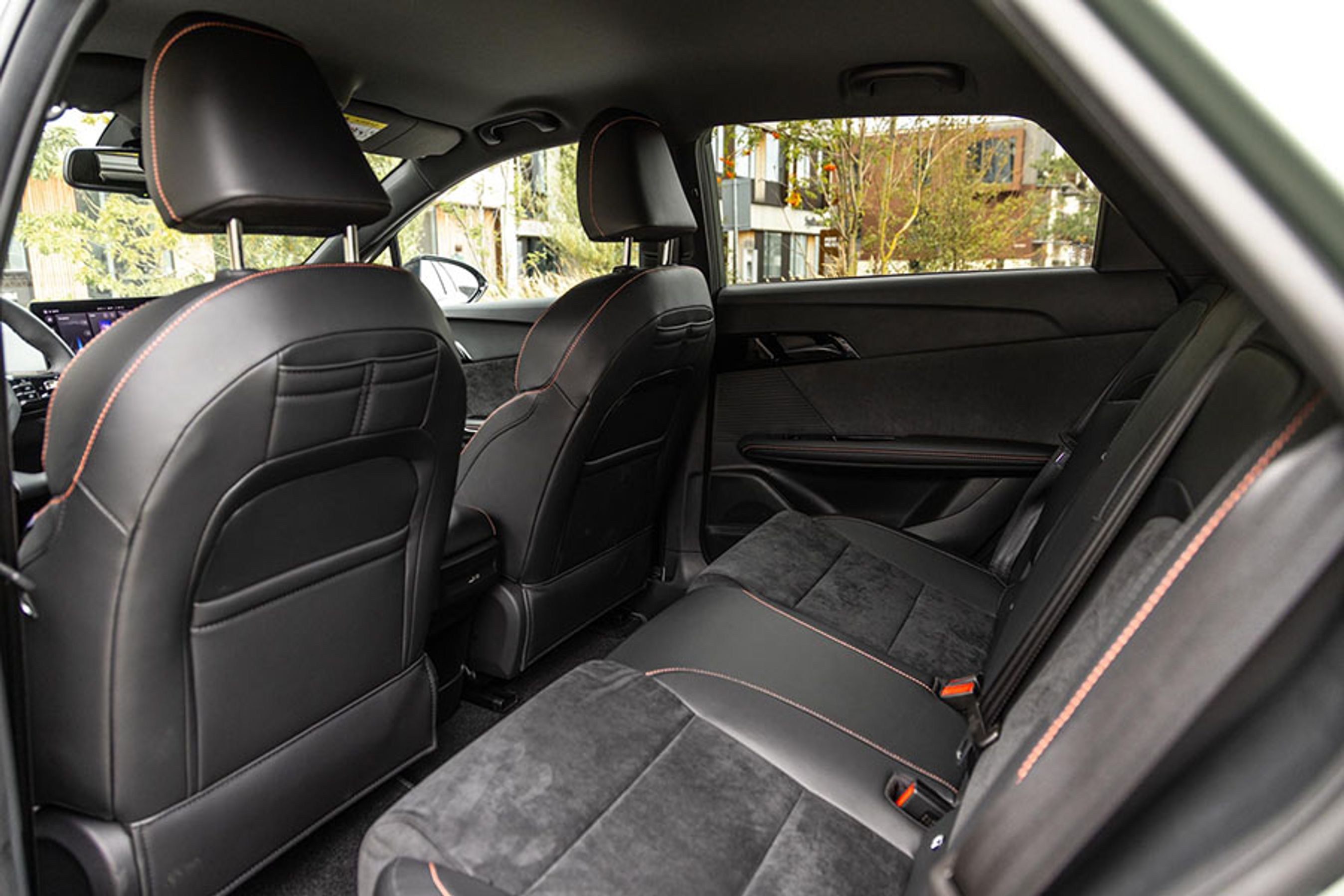 Xpower har fået et mere luksuriøst alcantara indtræk i kabinen. Det løfter oplevelsen lidt i kabinen, men trods farvede syninger så er det stadig meget sort i sort. 