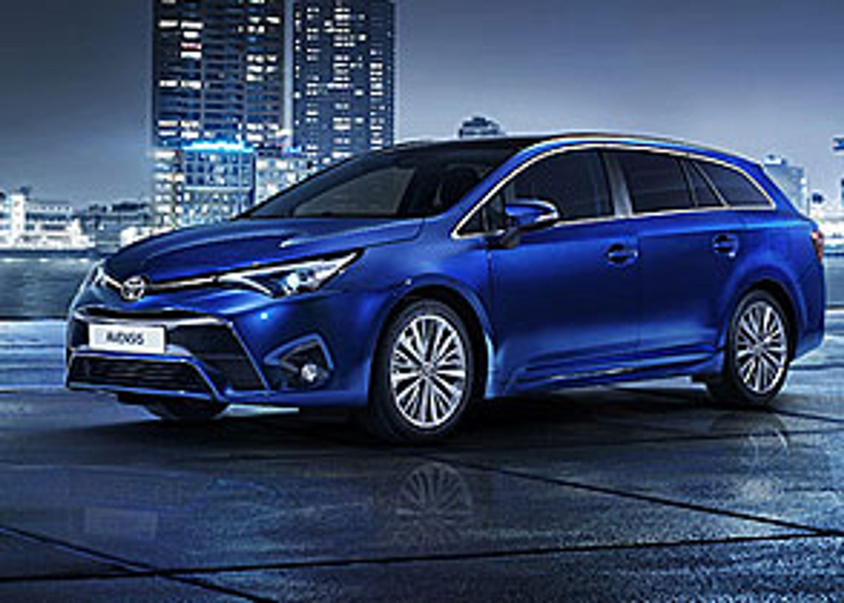 Toyota Avensis vises som sedan og stationcar på en gang. Fotos: Toyota