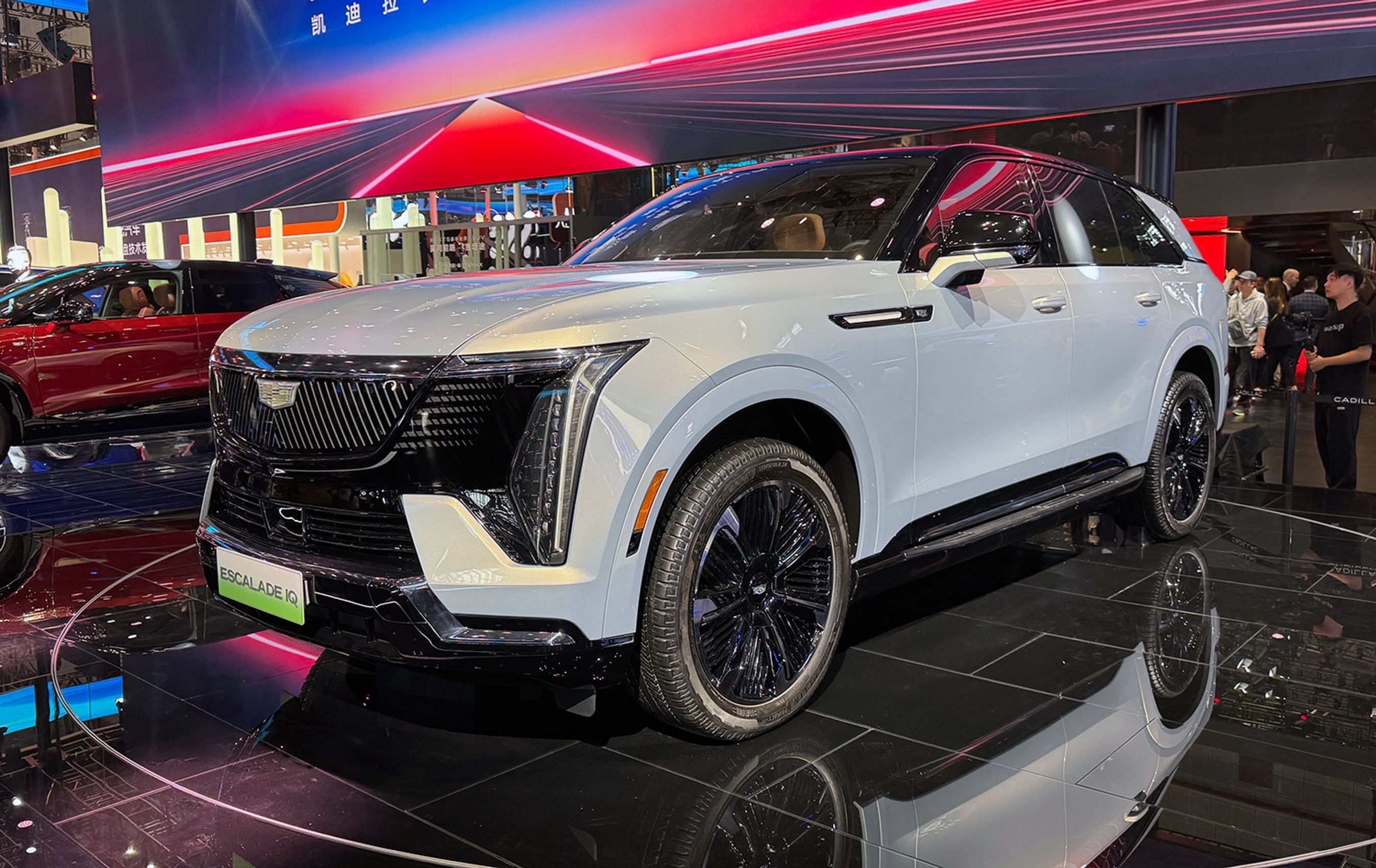 Stor i slaget. GM's Cadillac viser bl.a. denne enorme Escalade elbil - under mottoet 'Love drives the future'...